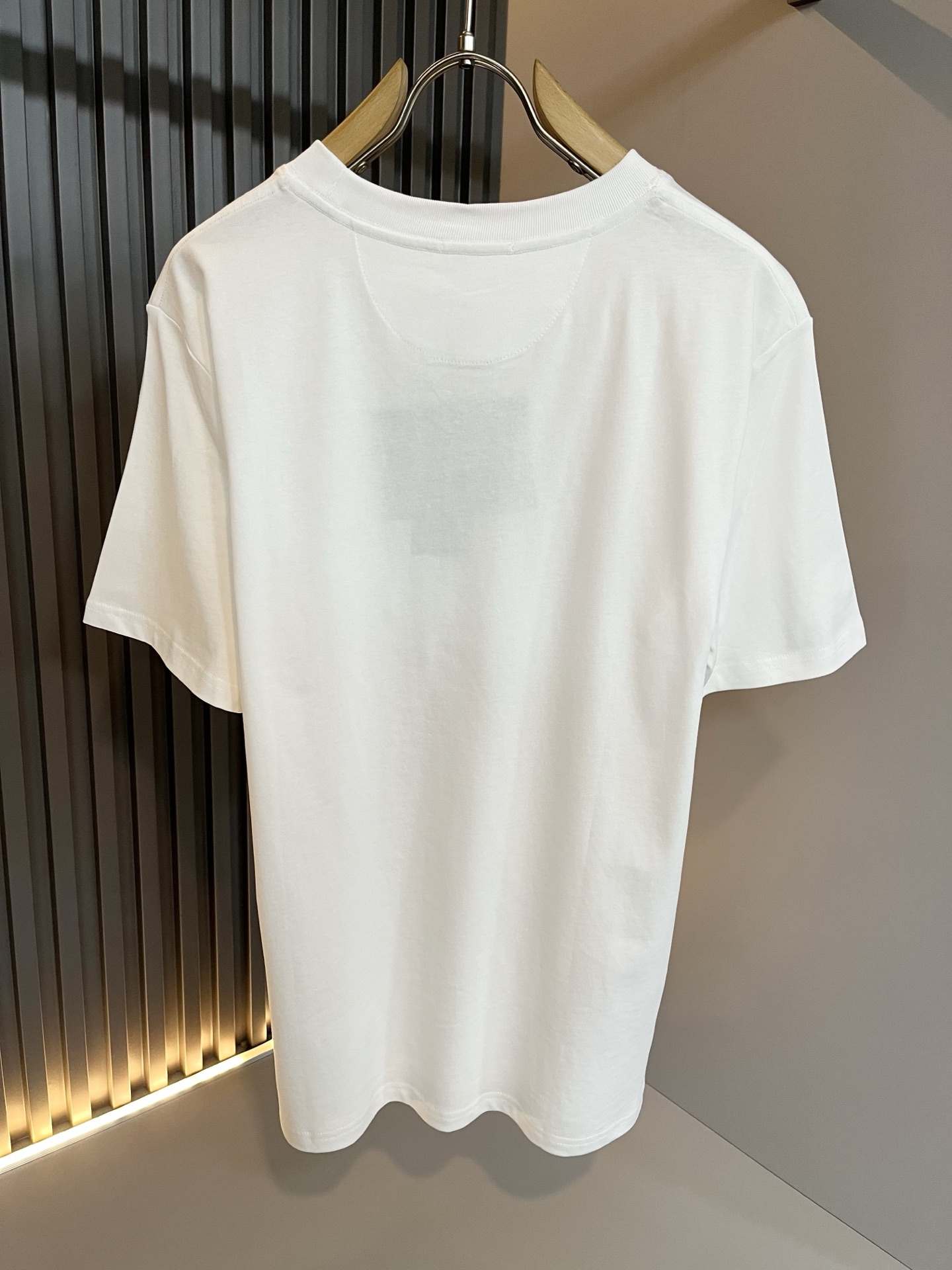 PRAD*A普*达2026春夏新款男士短袖打底衫，最新款全网独家首上！！~既经典有时尚百搭，谁不爱啊，将