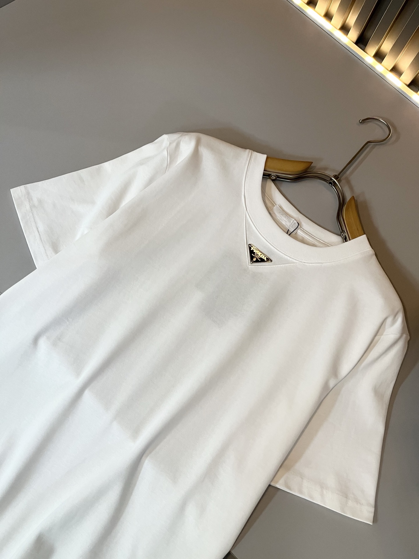 PRAD*A普*达2026春夏新款男士短袖打底衫，最新款全网独家首上！！~既经典有时尚百搭，谁不爱啊，将