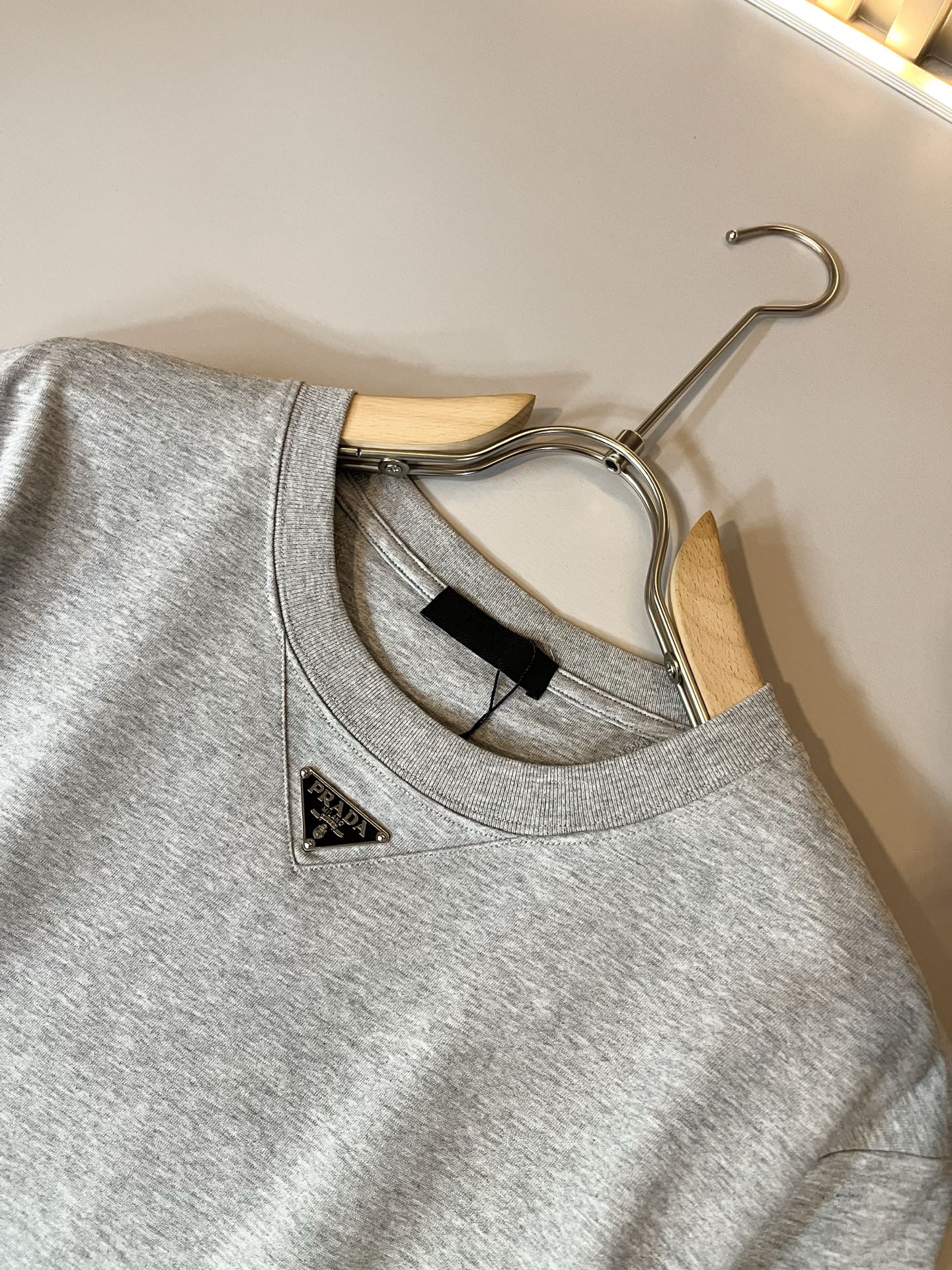 PRAD*A普*达2026春夏新款男士短袖打底衫，最新款全网独家首上！！~既经典有时尚百搭，谁不爱啊，将