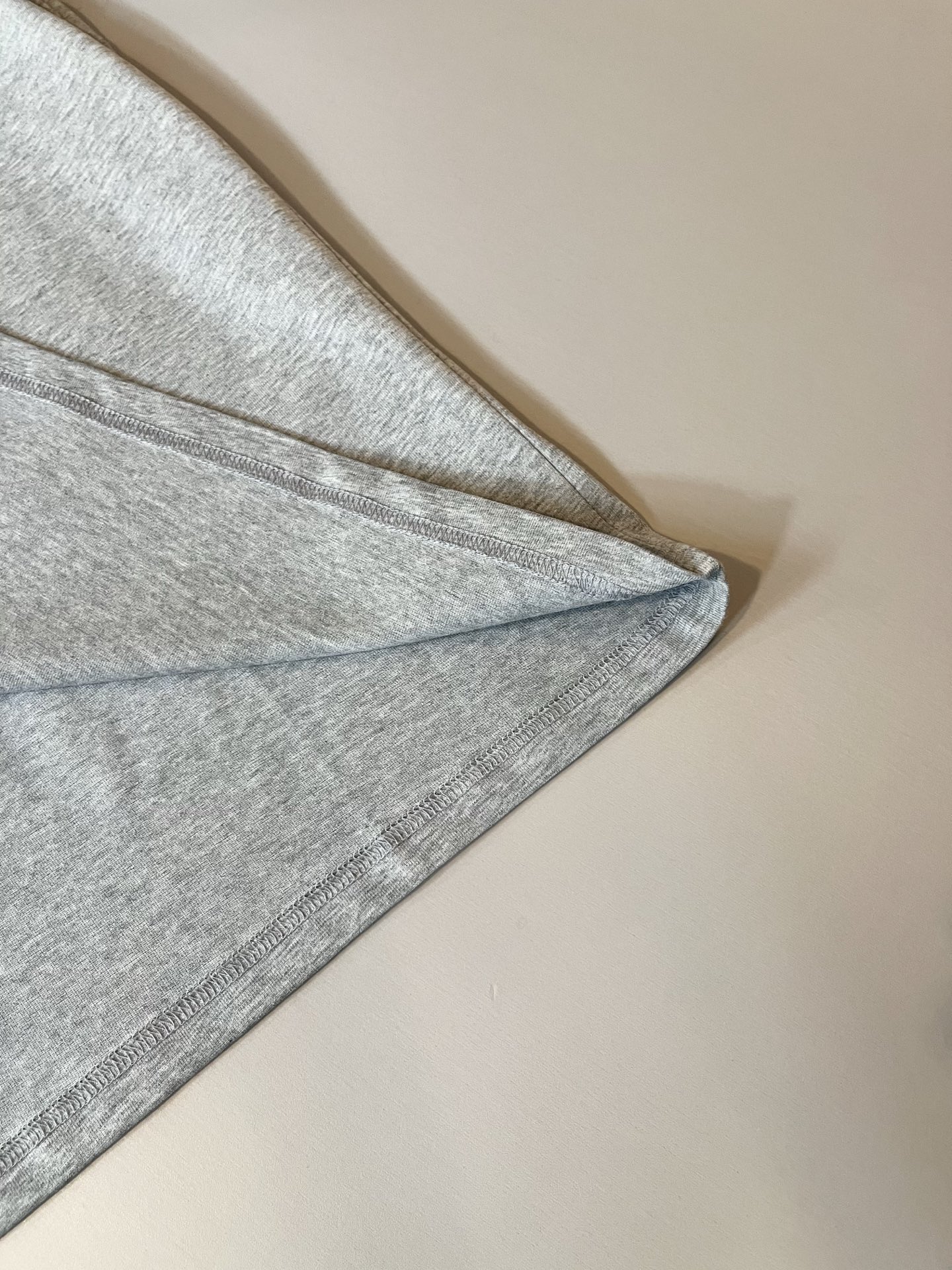 PRAD*A普*达2026春夏新款男士短袖打底衫，最新款全网独家首上！！~既经典有时尚百搭，谁不爱啊，将