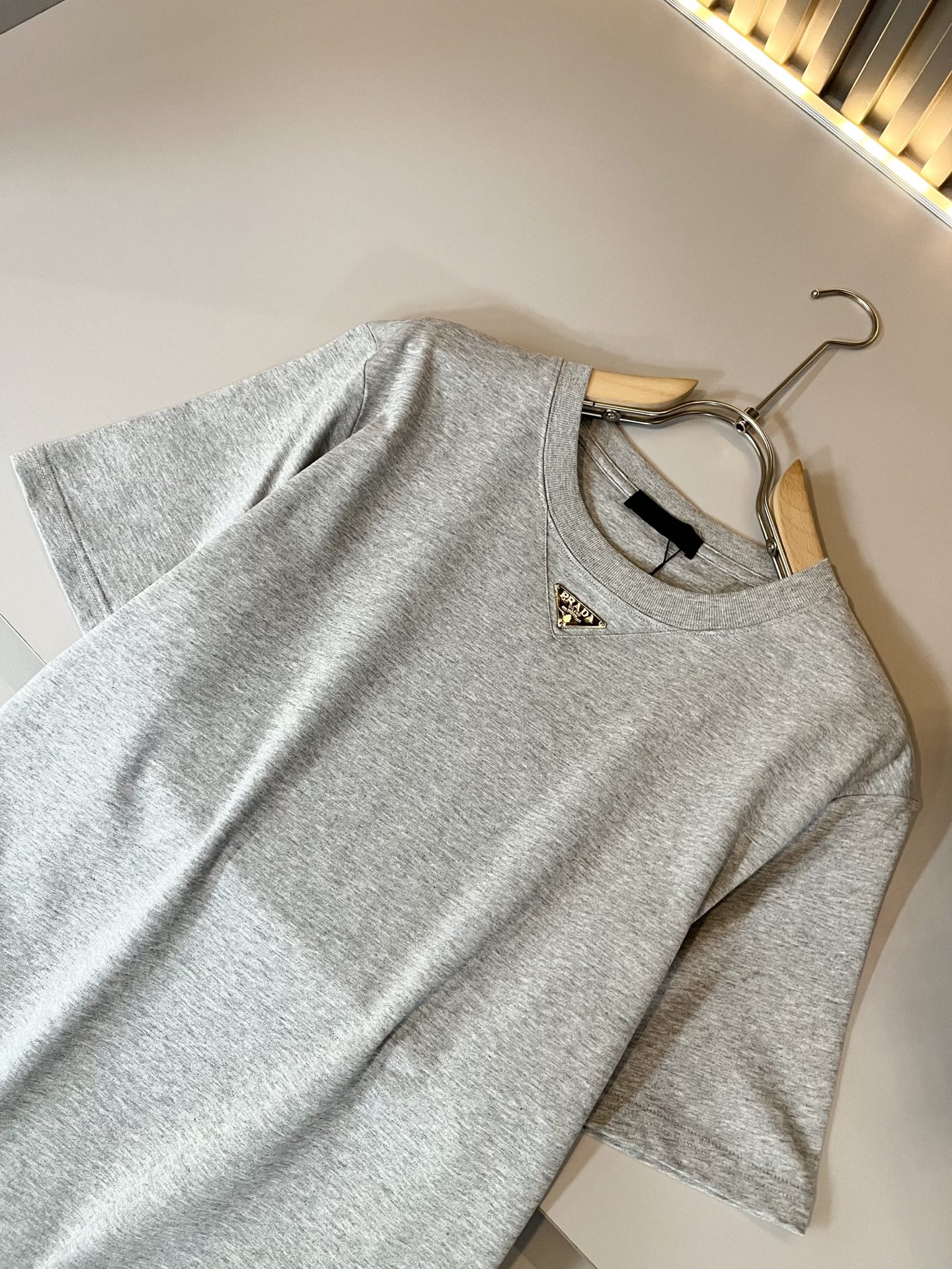 PRAD*A普*达2026春夏新款男士短袖打底衫，最新款全网独家首上！！~既经典有时尚百搭，谁不爱啊，将