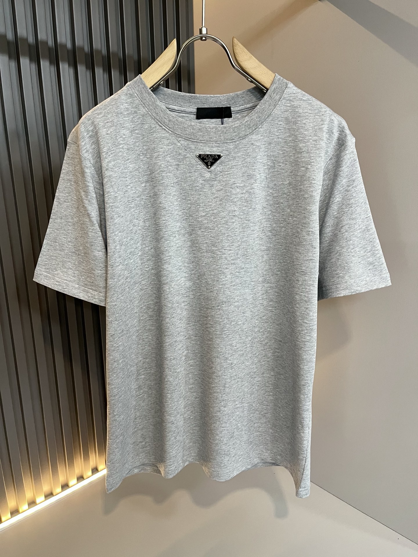 PRAD*A普*达2026春夏新款男士短袖打底衫，最新款全网独家首上！！~既经典有时尚百搭，谁不爱啊，将