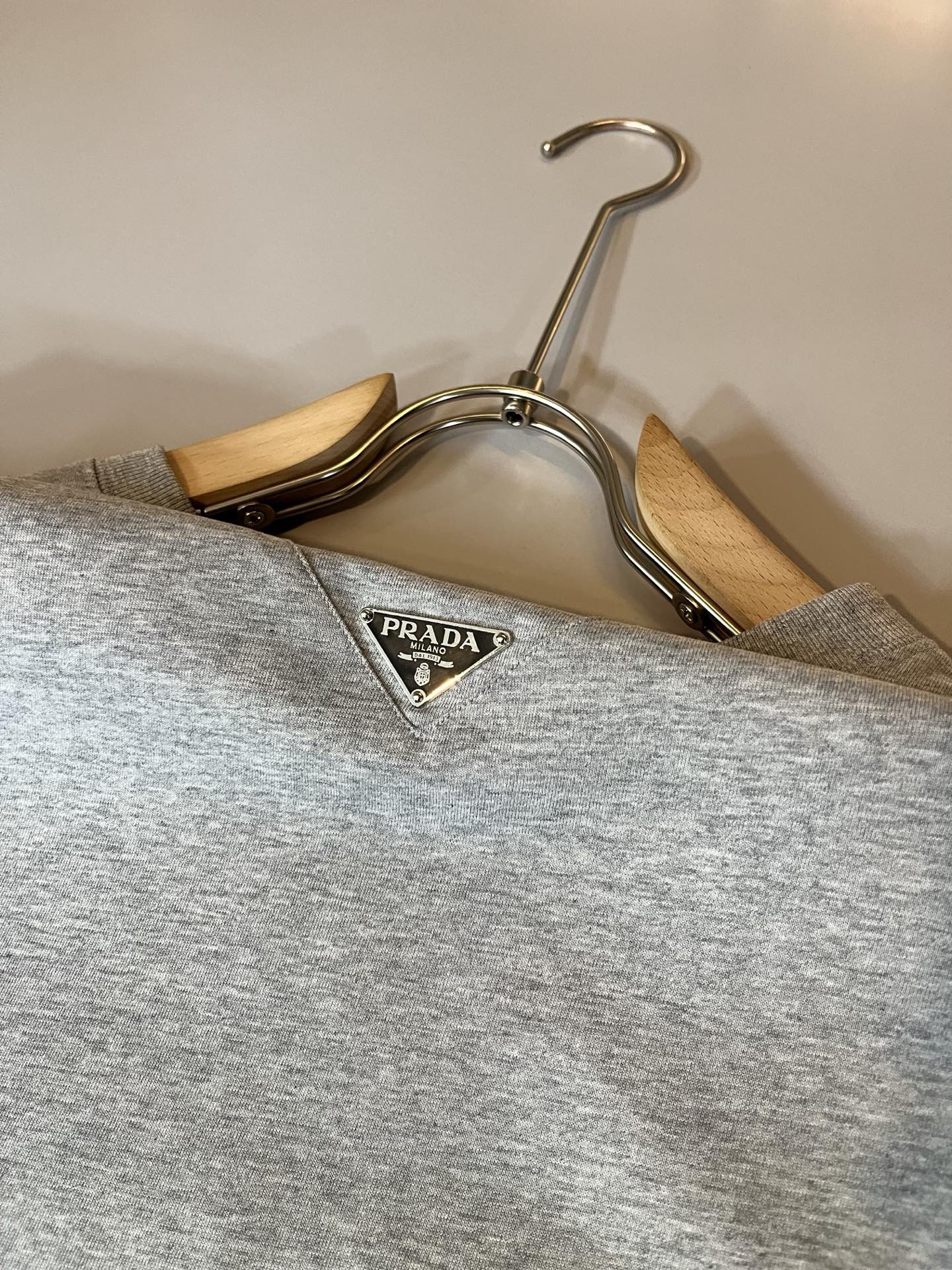 PRAD*A普*达2026春夏新款男士短袖打底衫，最新款全网独家首上！！~既经典有时尚百搭，谁不爱啊，将