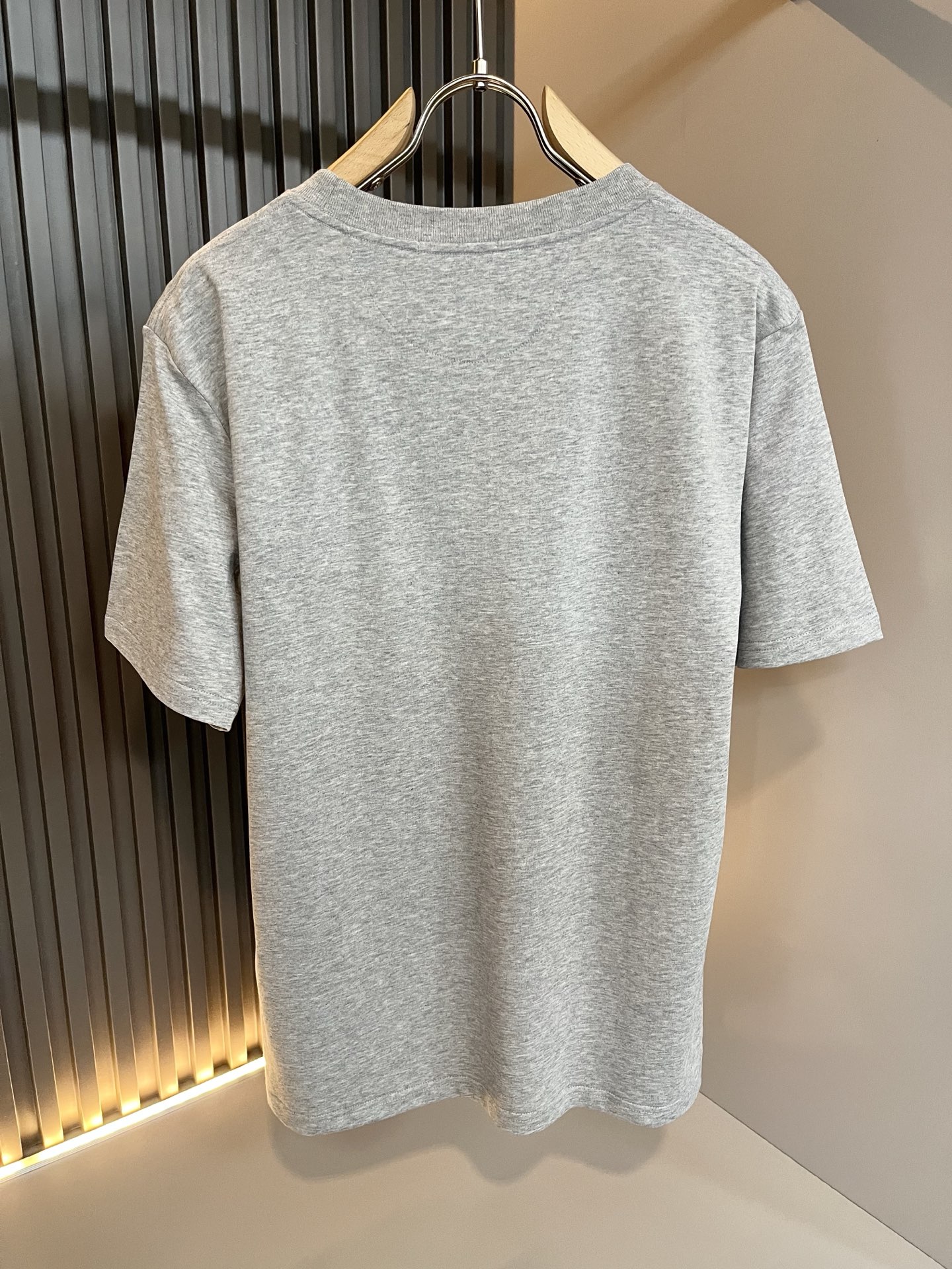 PRAD*A普*达2026春夏新款男士短袖打底衫，最新款全网独家首上！！~既经典有时尚百搭，谁不爱啊，将