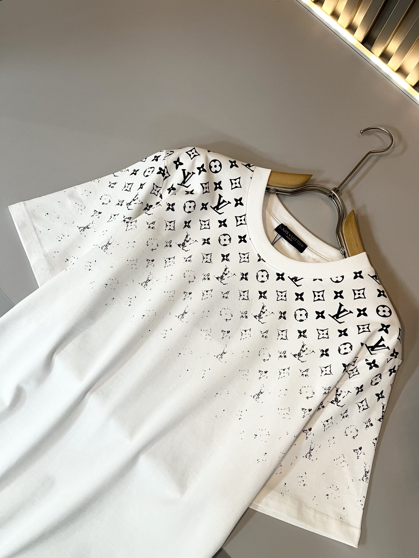 Louis Vuit*on 2026春夏路易家族轻奢Monogram印花工艺短袖T恤，男女同款👫背后反向