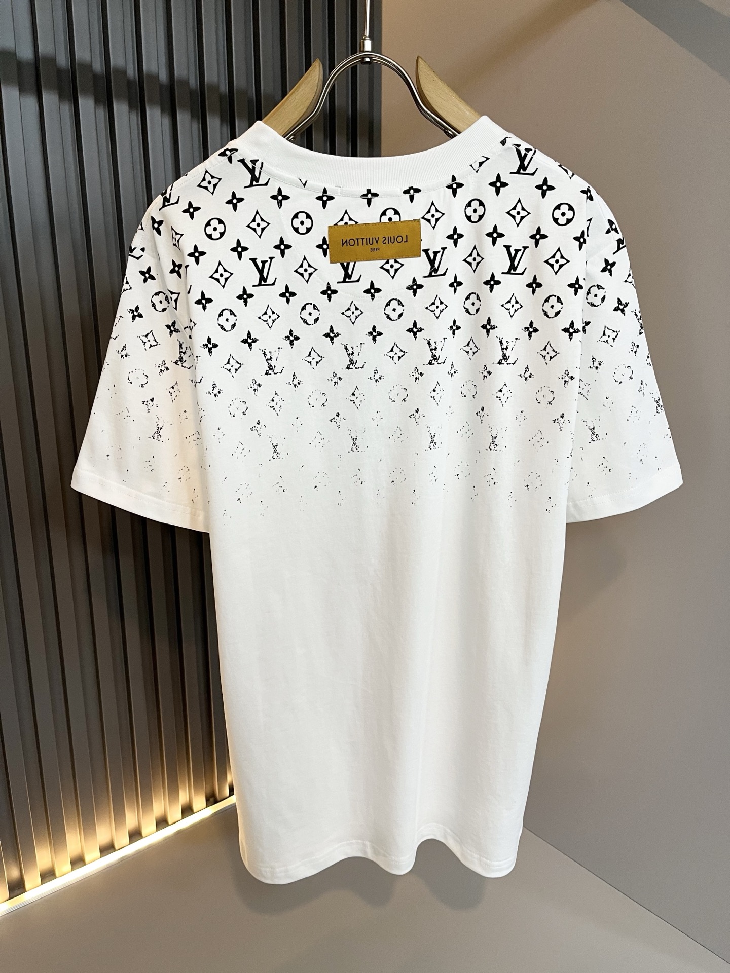 Louis Vuit*on 2026春夏路易家族轻奢Monogram印花工艺短袖T恤，男女同款👫背后反向