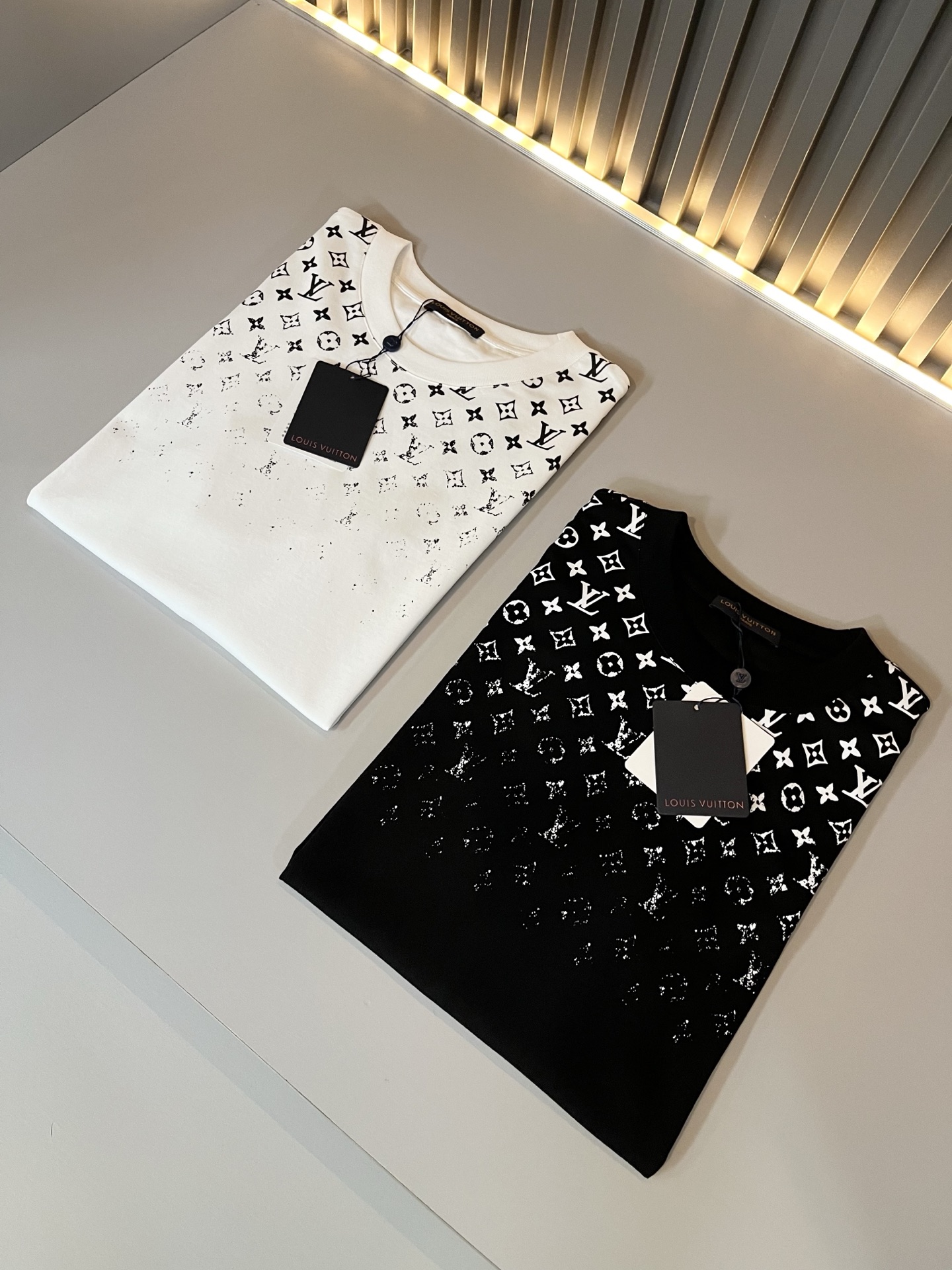 Louis Vuit*on 2026春夏路易家族轻奢Monogram印花工艺短袖T恤，男女同款👫背后反向