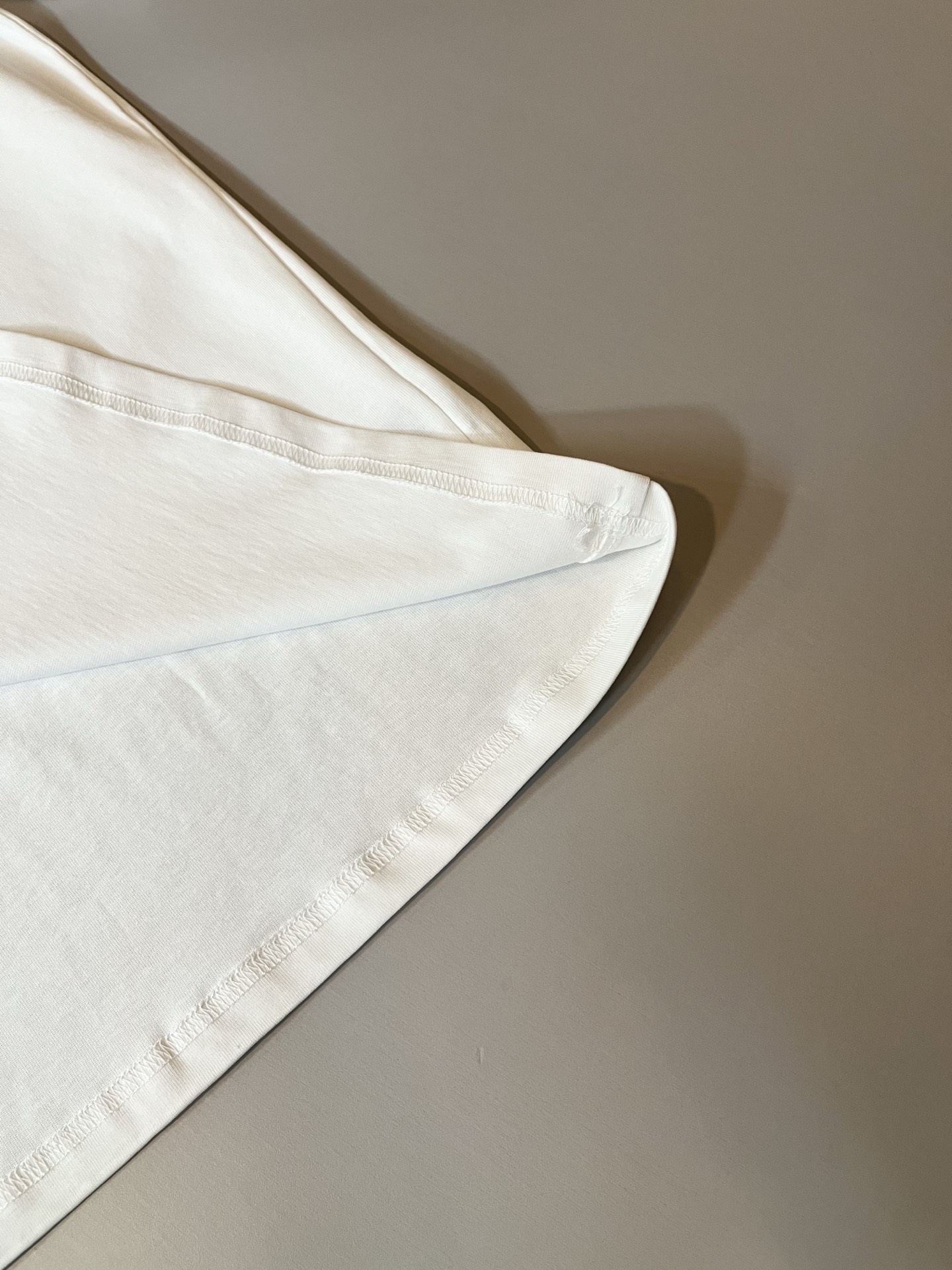 Louis Vuit*on 2026春夏路易家族轻奢Monogram印花工艺短袖T恤，男女同款👫背后反向