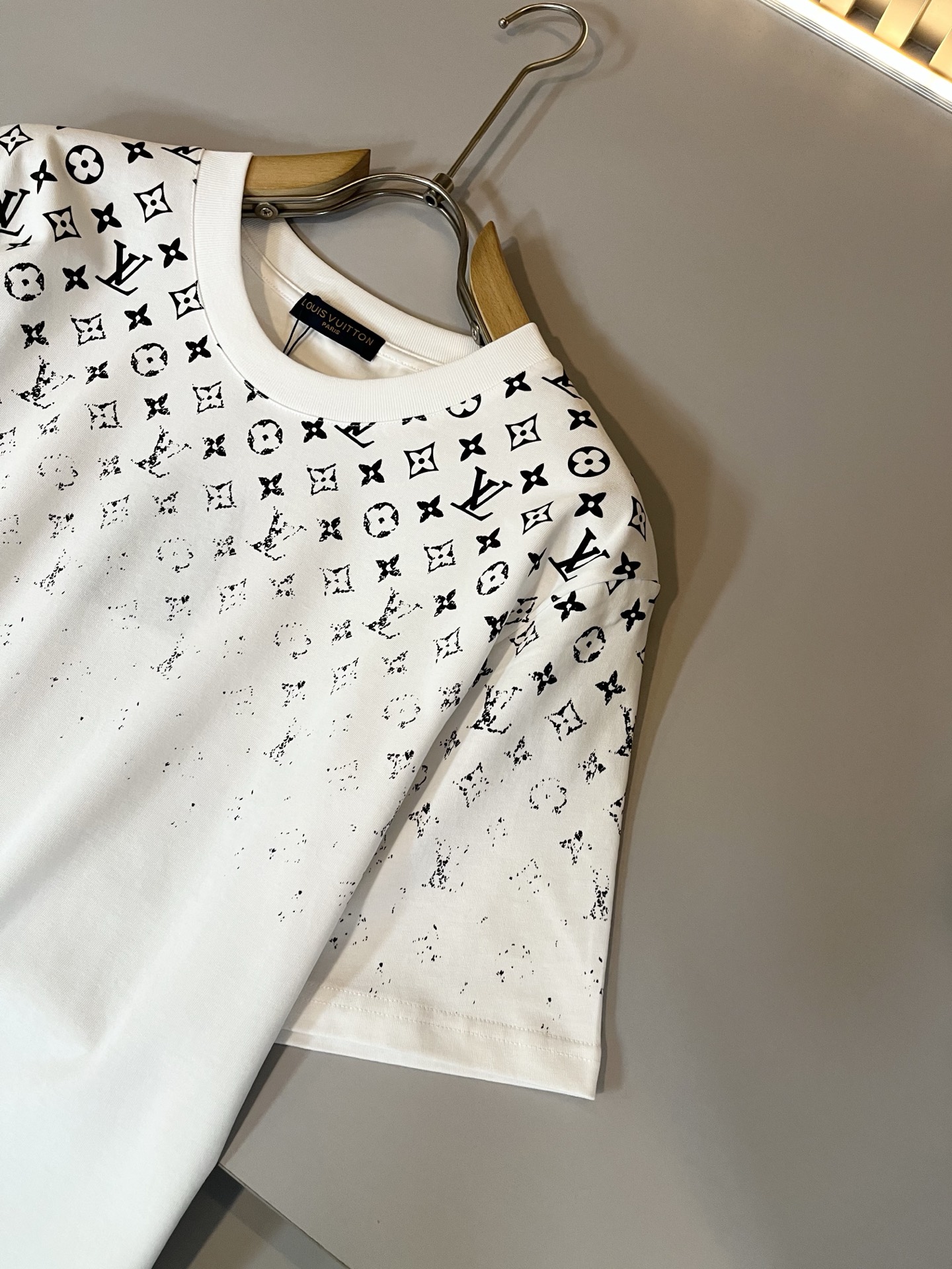 Louis Vuit*on 2026春夏路易家族轻奢Monogram印花工艺短袖T恤，男女同款👫背后反向