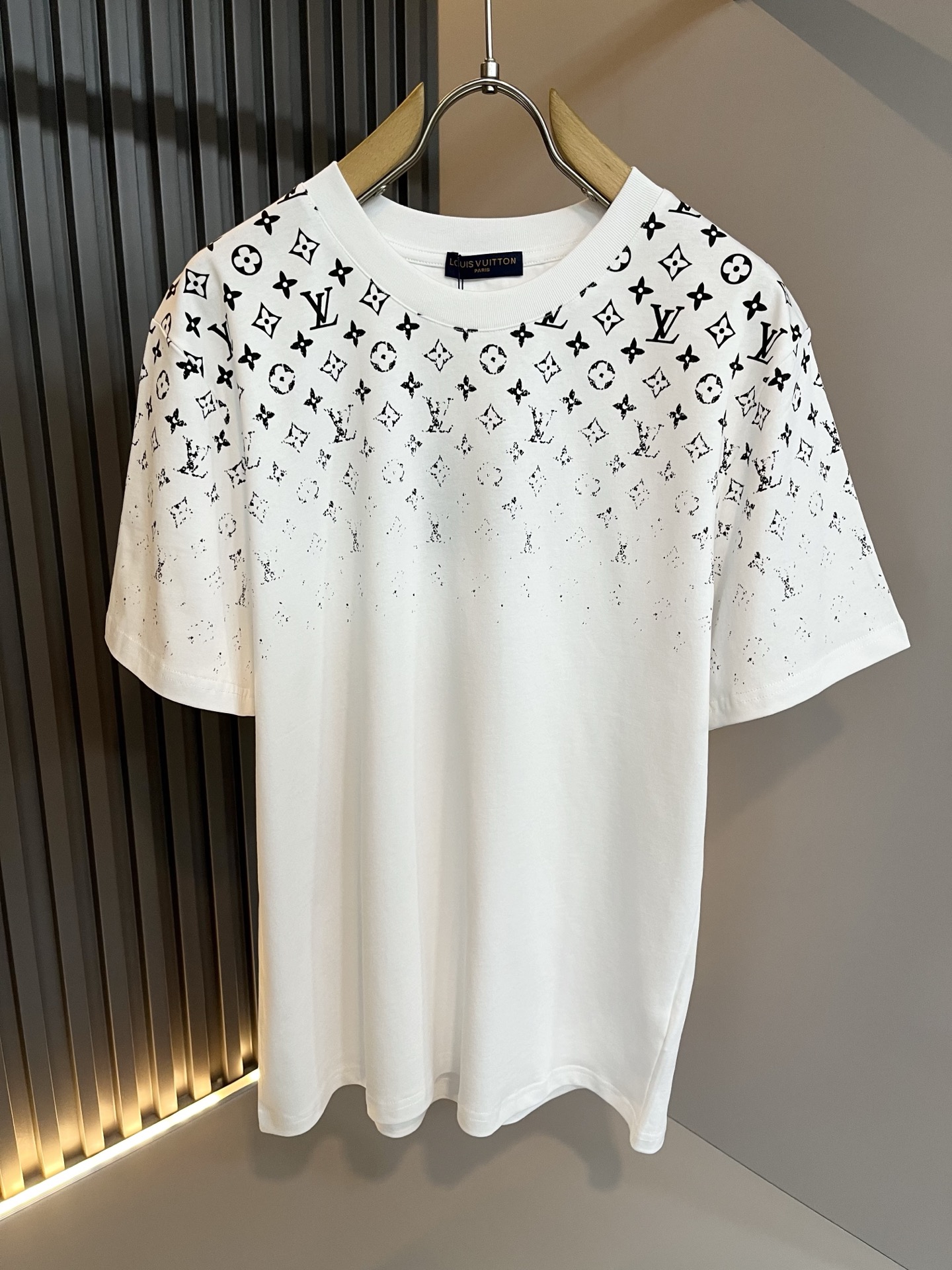 Louis Vuit*on 2026春夏路易家族轻奢Monogram印花工艺短袖T恤，男女同款👫背后反向