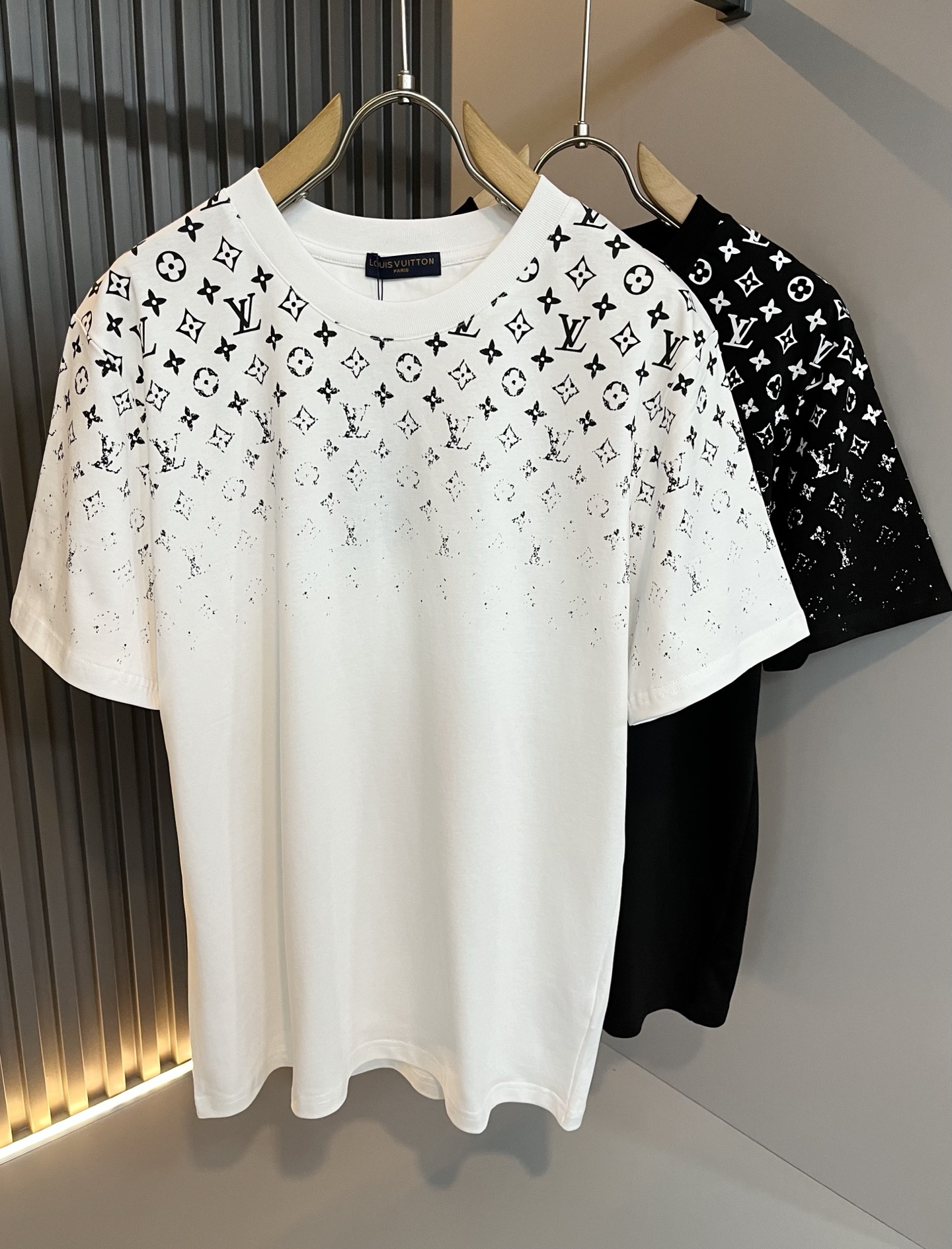 Louis Vuit*on 2026春夏路易家族轻奢Monogram印花工艺短袖T恤，男女同款👫背后反向