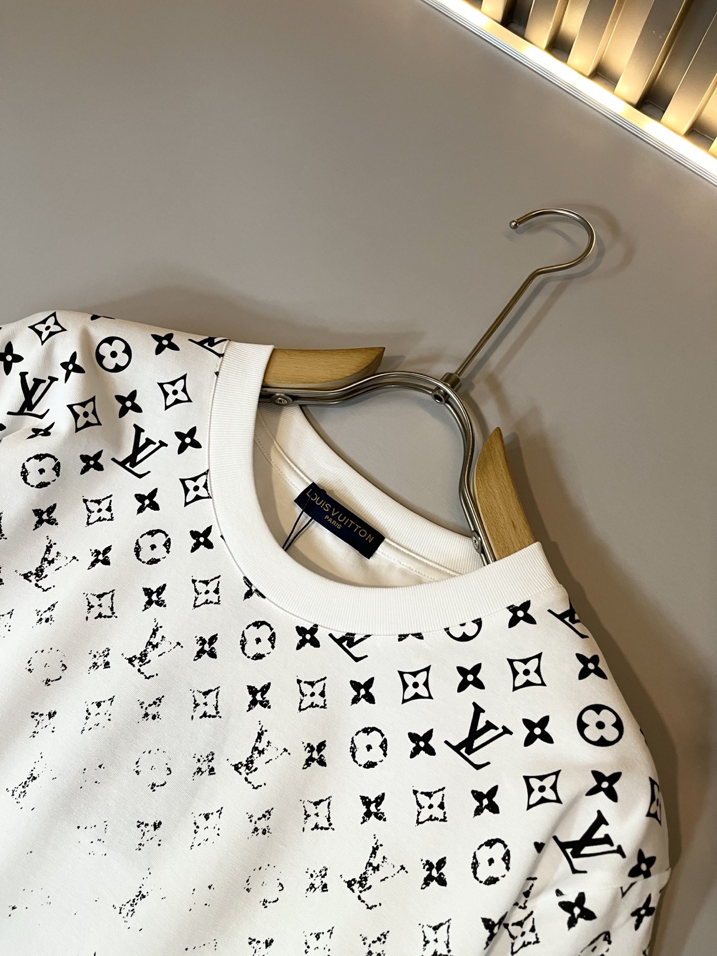 Louis Vuit*on 2026春夏路易家族轻奢Monogram印花工艺短袖T恤，男女同款👫背后反向