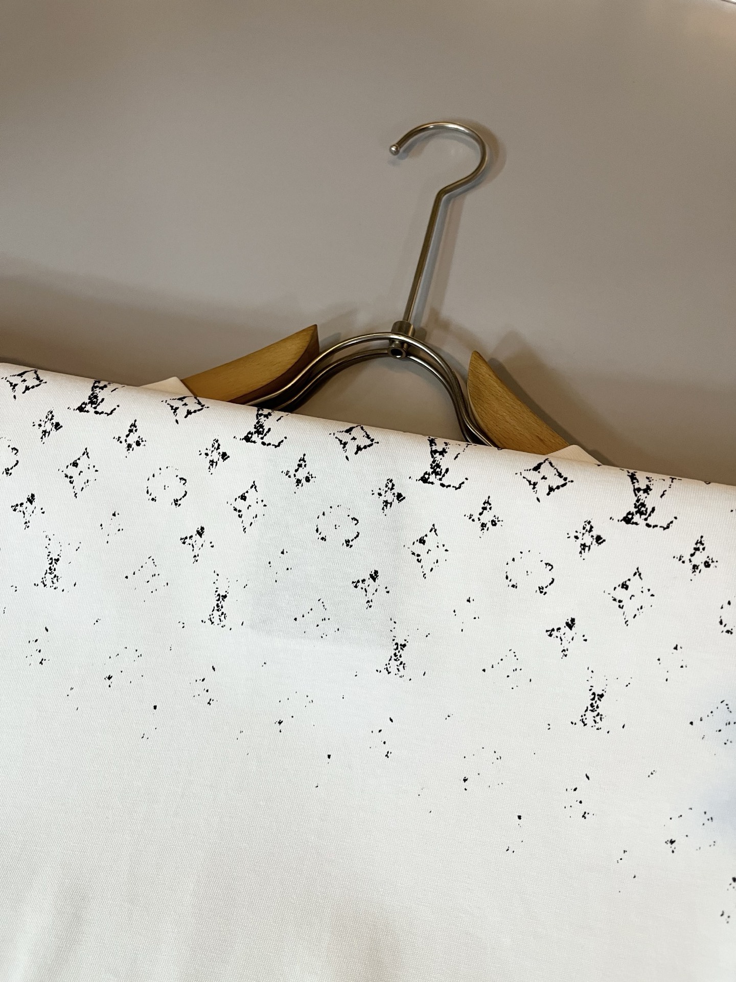 Louis Vuit*on 2026春夏路易家族轻奢Monogram印花工艺短袖T恤，男女同款👫背后反向