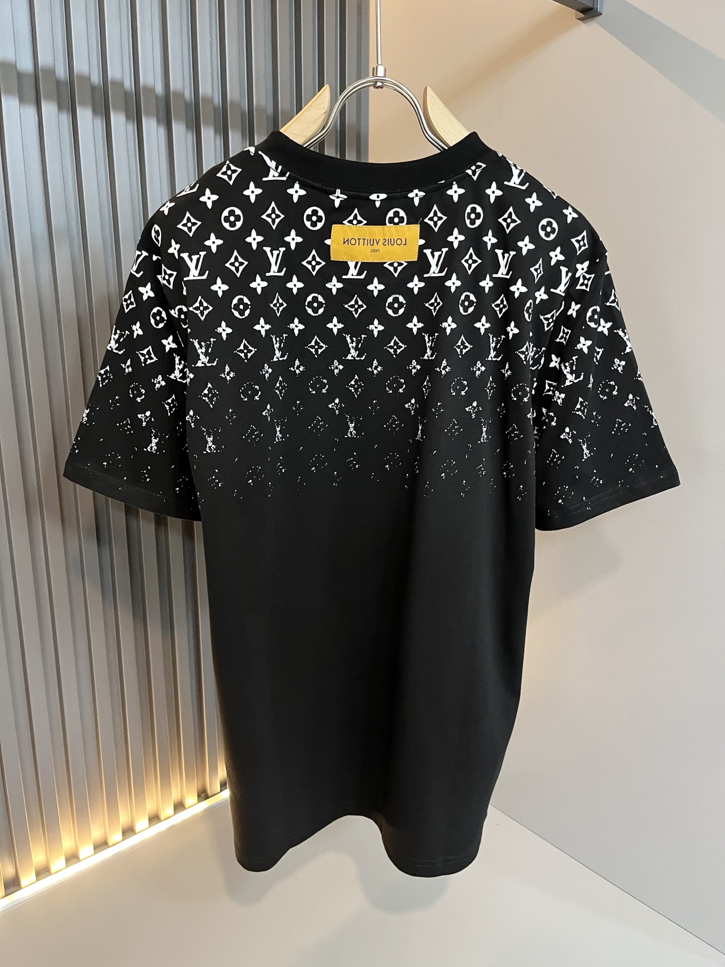 Louis Vuit*on 2026春夏路易家族轻奢Monogram印花工艺短袖T恤，男女同款👫背后反向