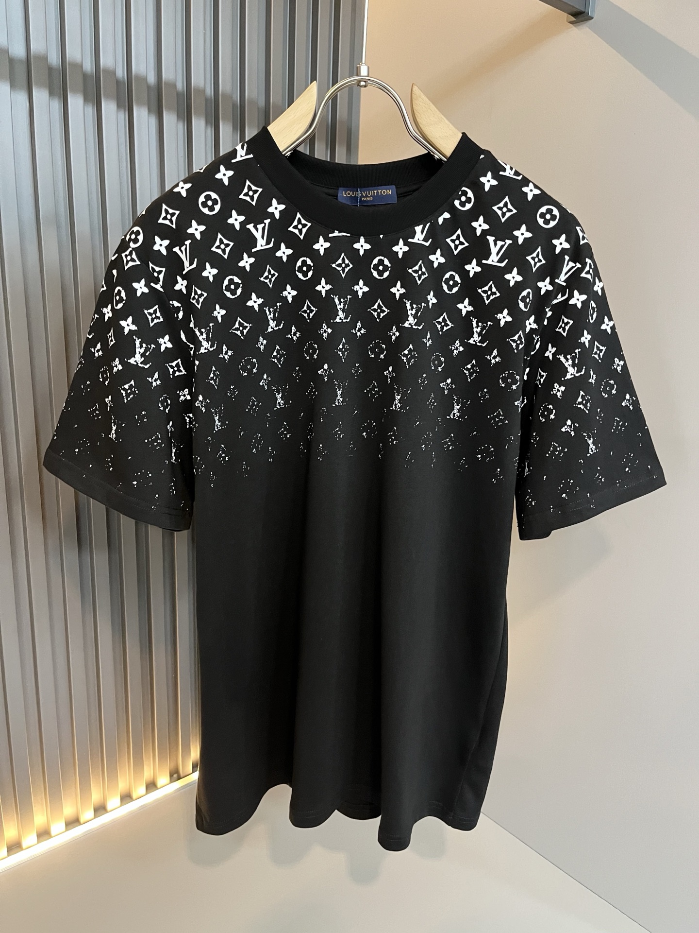 Louis Vuit*on 2026春夏路易家族轻奢Monogram印花工艺短袖T恤，男女同款👫背后反向
