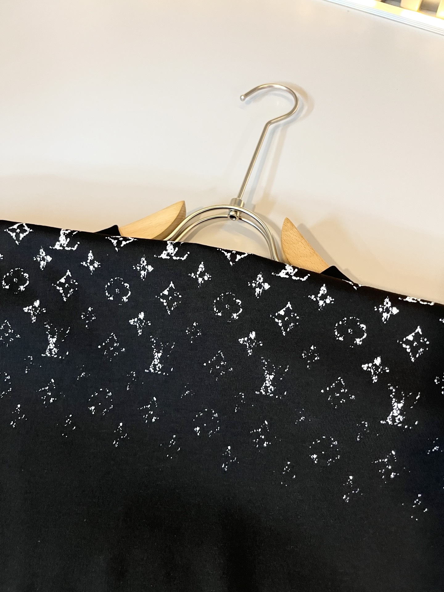 Louis Vuit*on 2026春夏路易家族轻奢Monogram印花工艺短袖T恤，男女同款👫背后反向