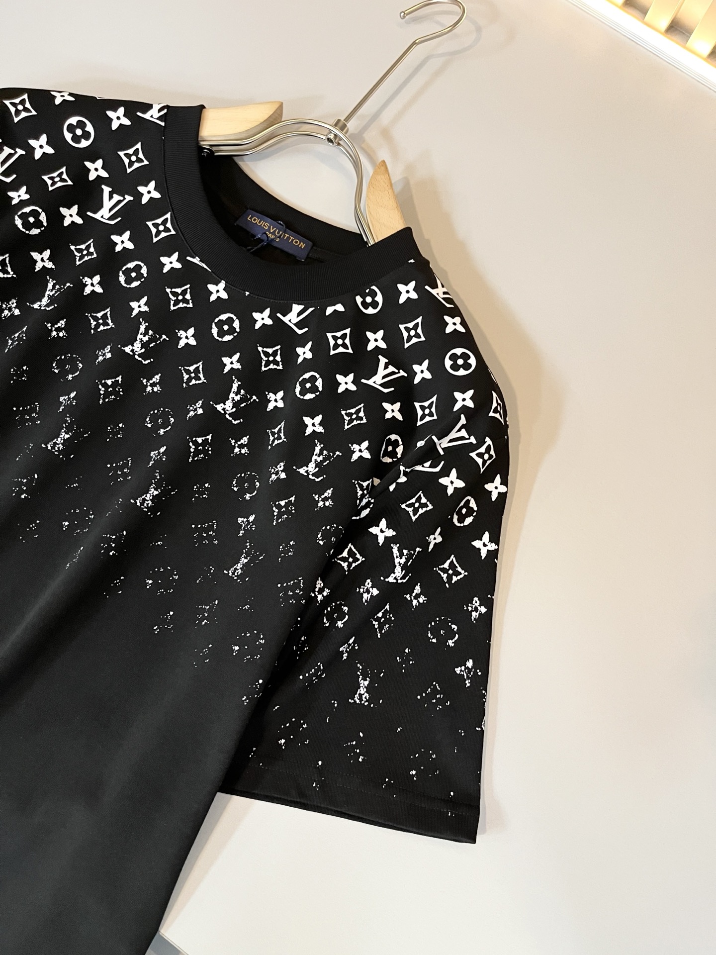 Louis Vuit*on 2026春夏路易家族轻奢Monogram印花工艺短袖T恤，男女同款👫背后反向