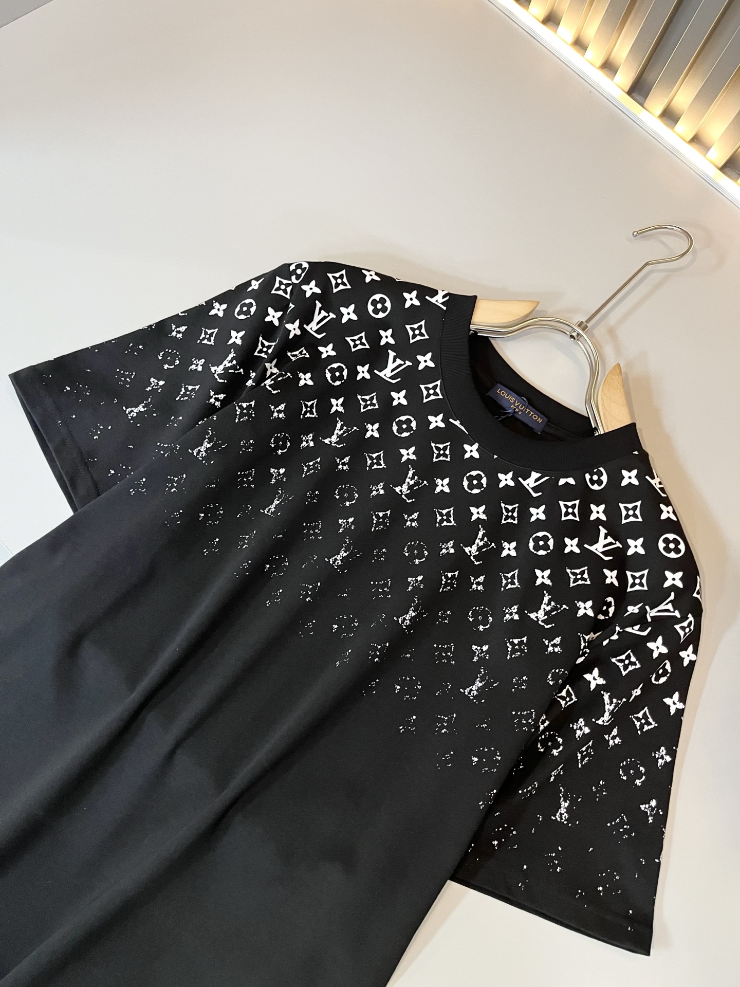 Louis Vuit*on 2026春夏路易家族轻奢Monogram印花工艺短袖T恤，男女同款👫背后反向