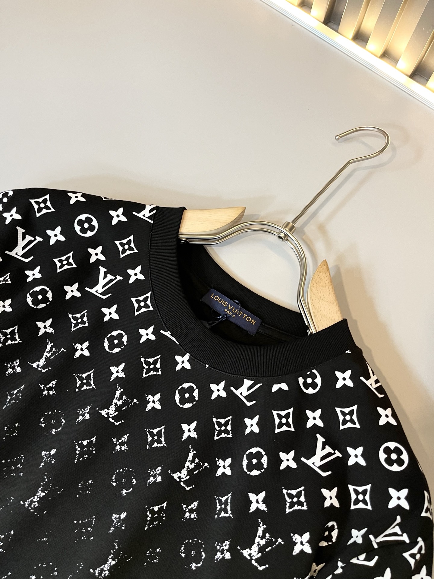 Louis Vuit*on 2026春夏路易家族轻奢Monogram印花工艺短袖T恤，男女同款👫背后反向