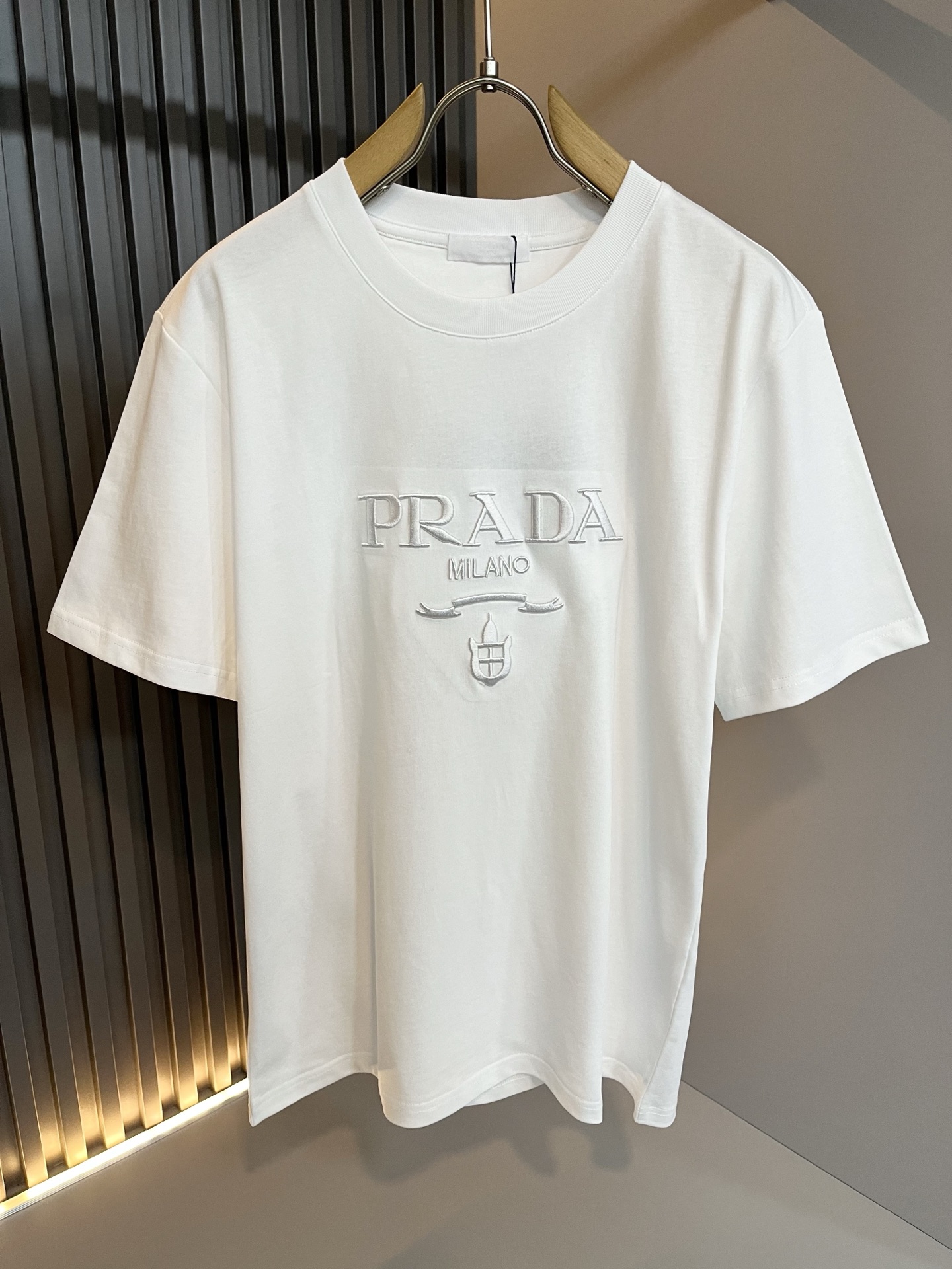 PRAD*A普*达2026春夏新款男士短袖打底衫，最新款全网独家首上！！~既经典有时尚百搭，谁不爱啊，将