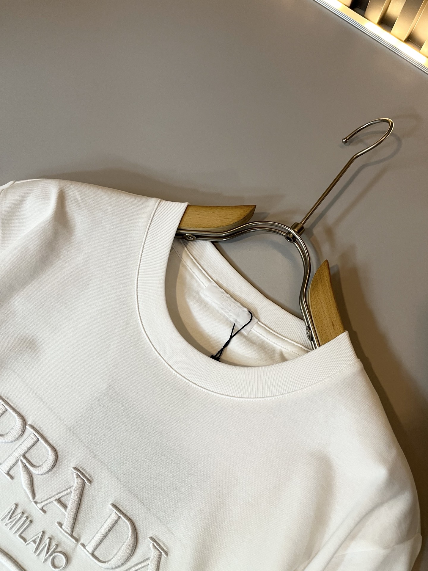 PRAD*A普*达2026春夏新款男士短袖打底衫，最新款全网独家首上！！~既经典有时尚百搭，谁不爱啊，将