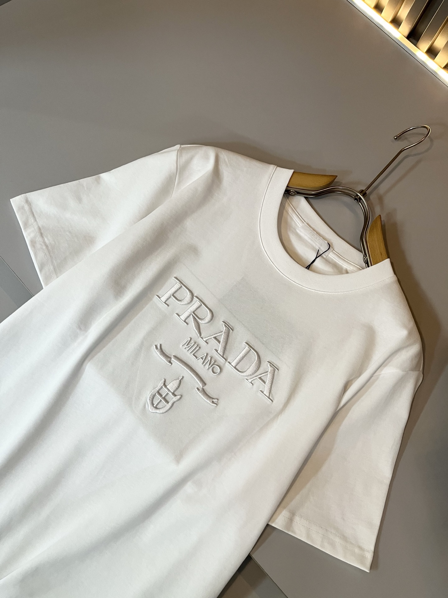 PRAD*A普*达2026春夏新款男士短袖打底衫，最新款全网独家首上！！~既经典有时尚百搭，谁不爱啊，将