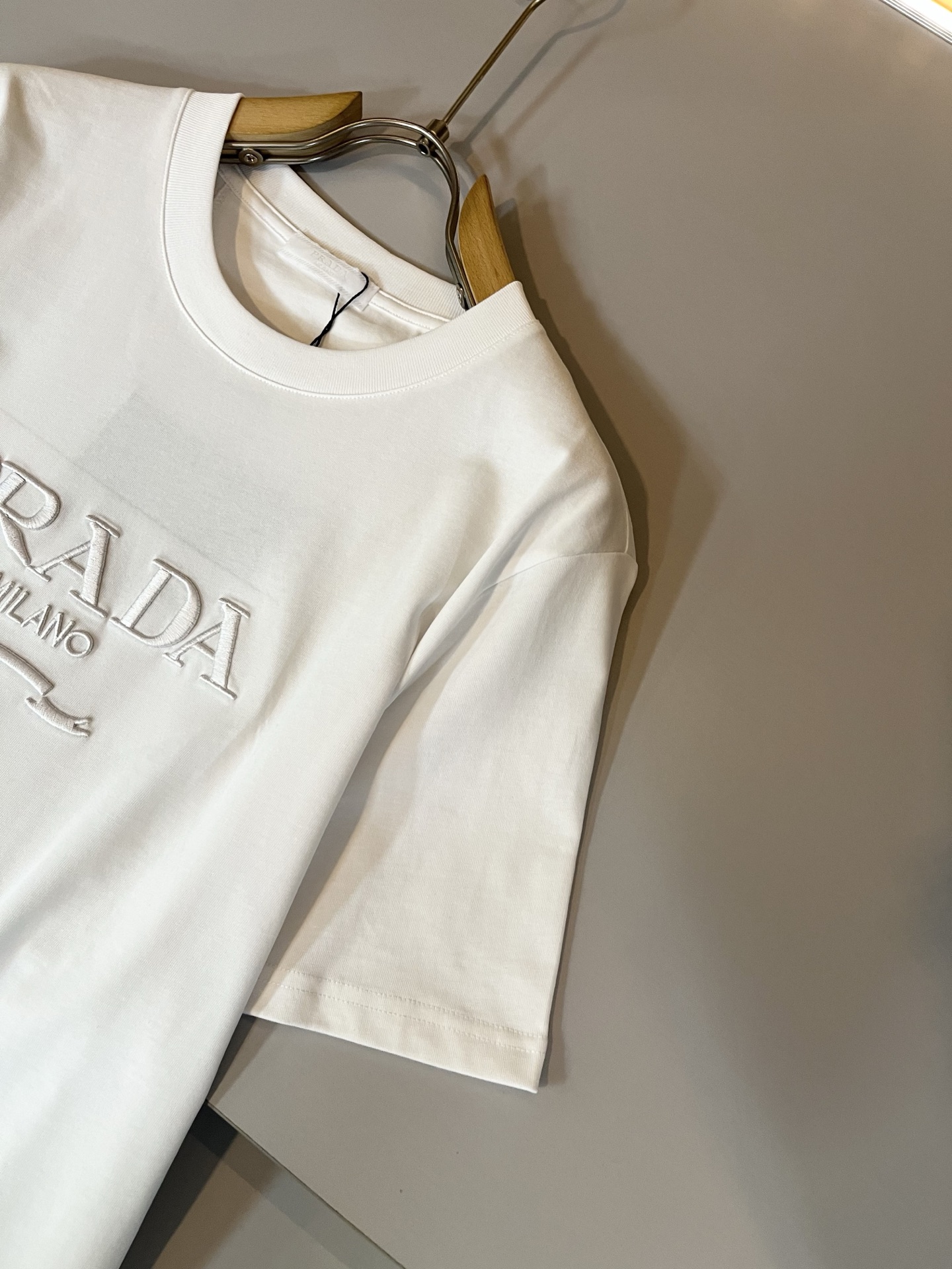 PRAD*A普*达2026春夏新款男士短袖打底衫，最新款全网独家首上！！~既经典有时尚百搭，谁不爱啊，将