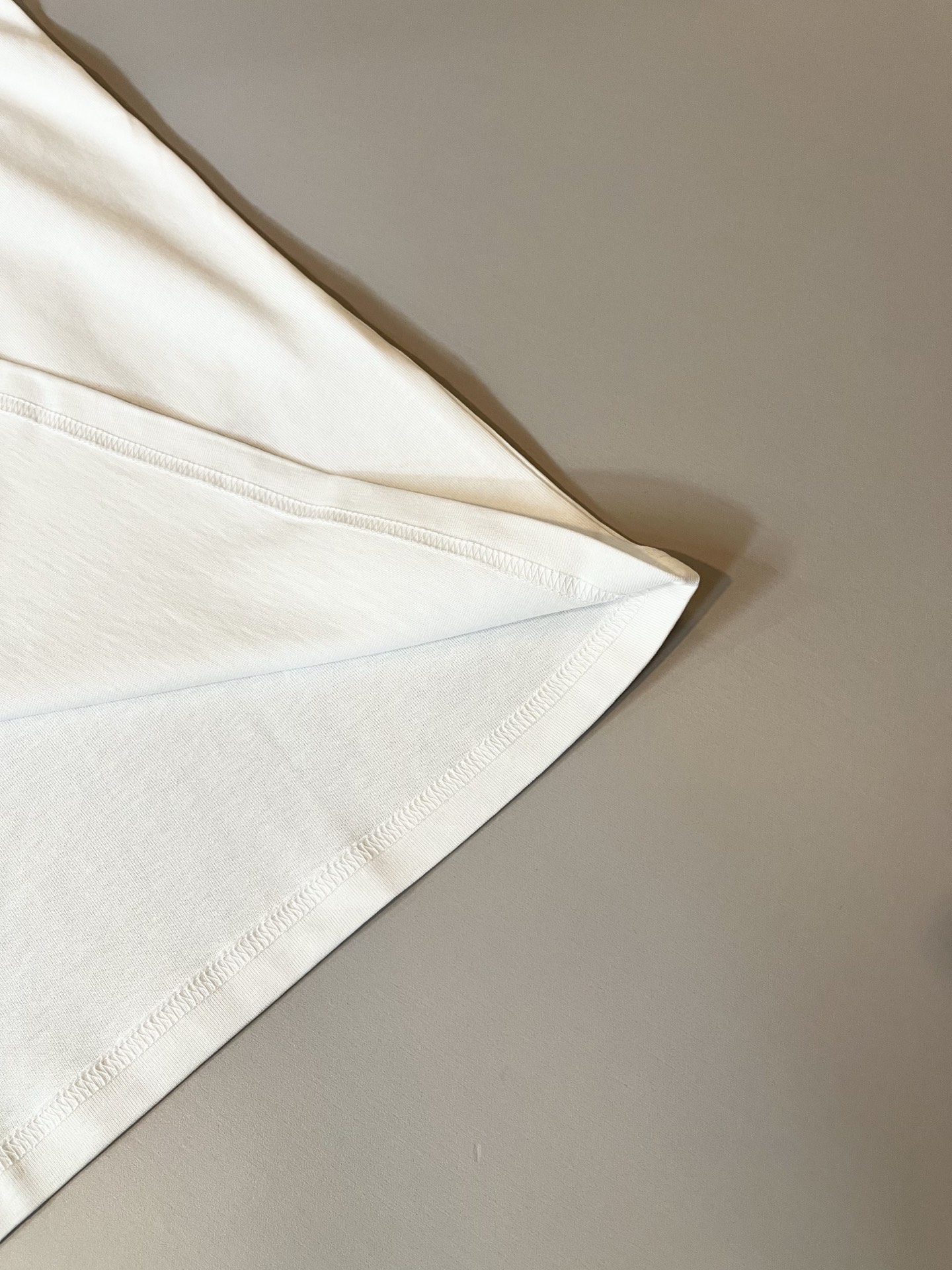 PRAD*A普*达2026春夏新款男士短袖打底衫，最新款全网独家首上！！~既经典有时尚百搭，谁不爱啊，将