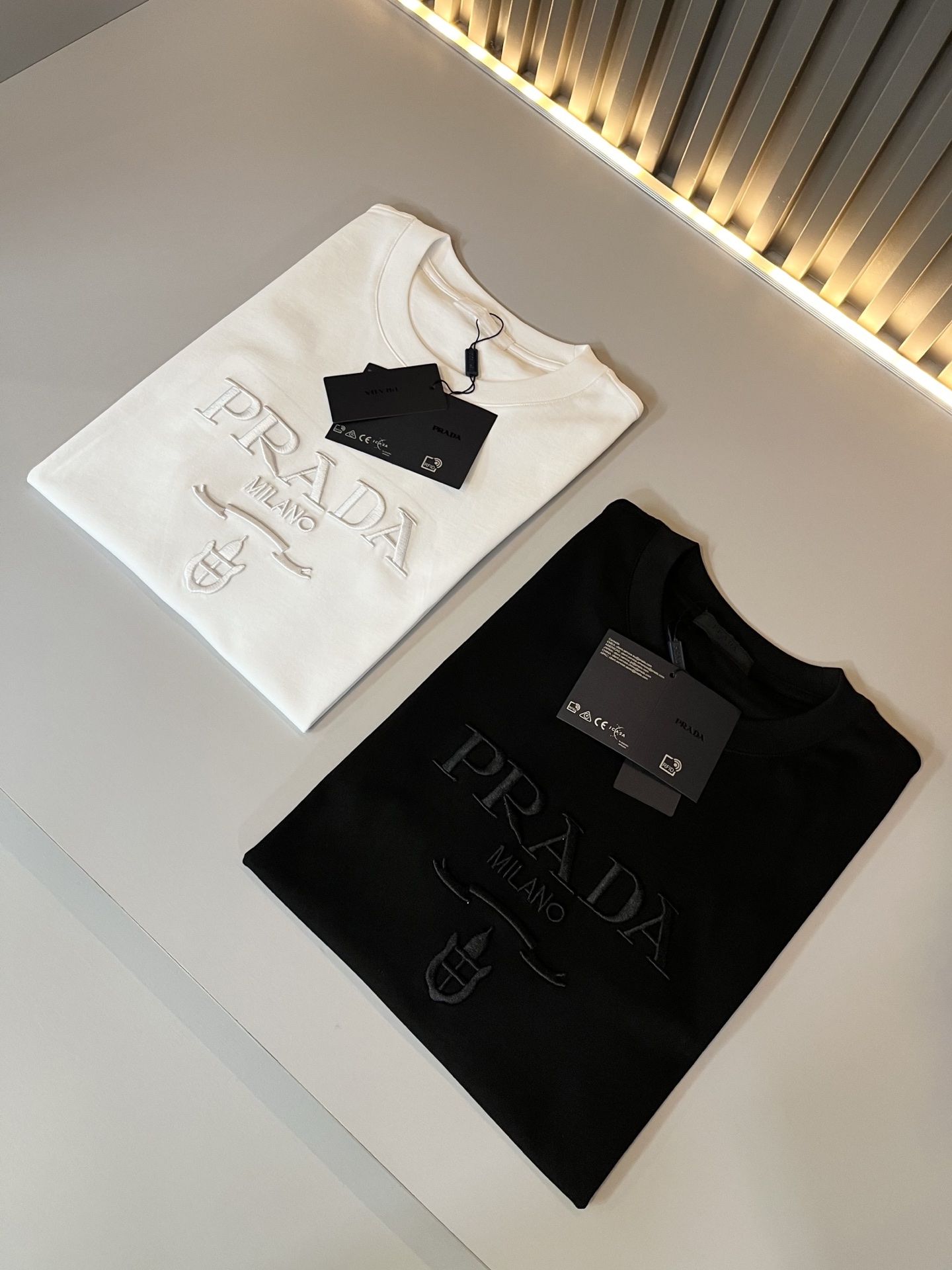 PRAD*A普*达2026春夏新款男士短袖打底衫，最新款全网独家首上！！~既经典有时尚百搭，谁不爱啊，将