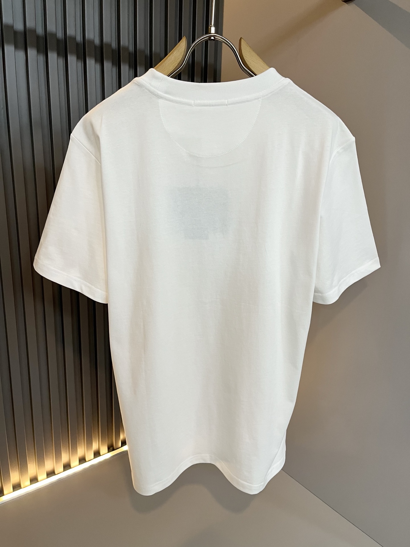 PRAD*A普*达2026春夏新款男士短袖打底衫，最新款全网独家首上！！~既经典有时尚百搭，谁不爱啊，将