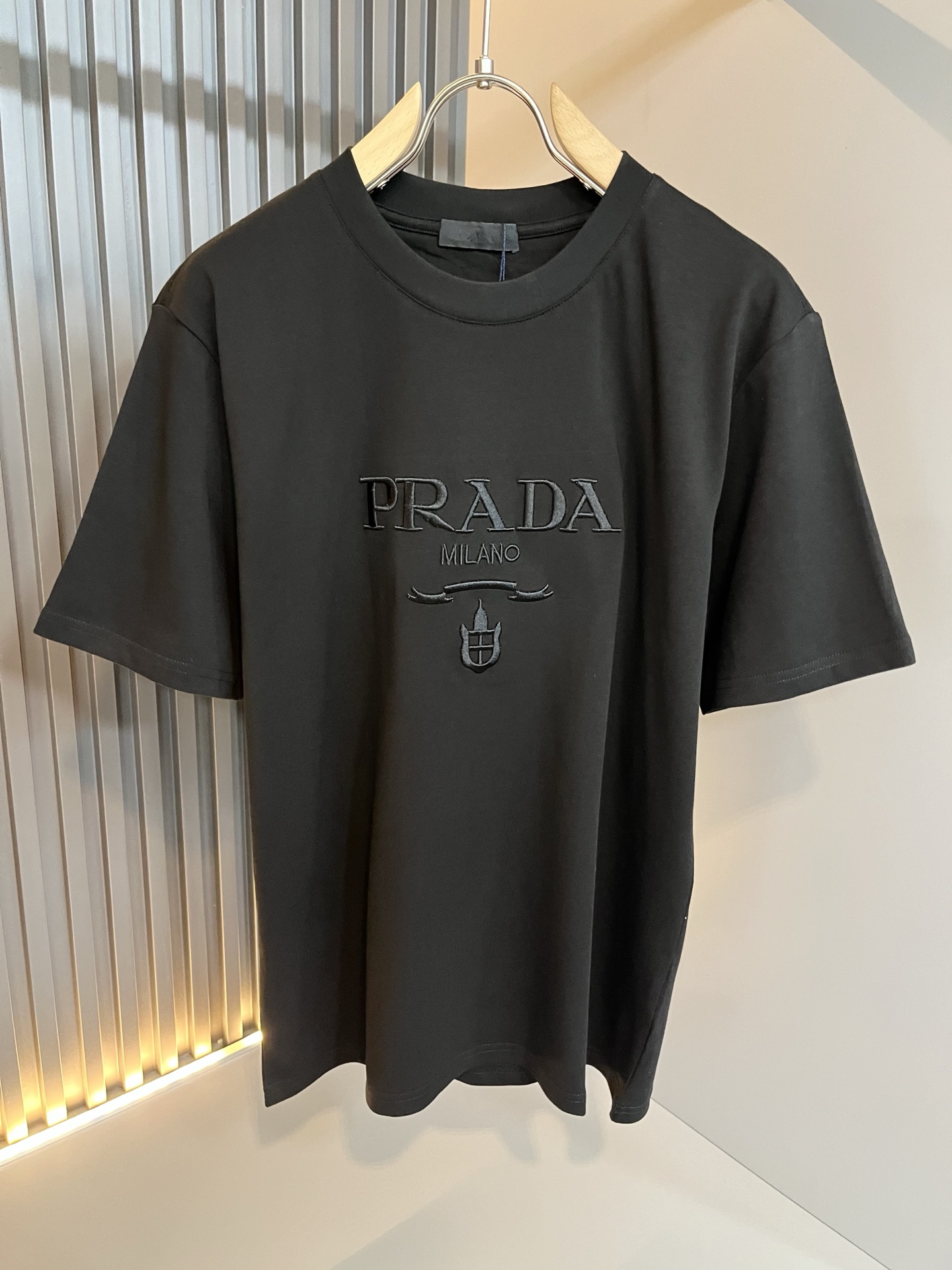 PRAD*A普*达2026春夏新款男士短袖打底衫，最新款全网独家首上！！~既经典有时尚百搭，谁不爱啊，将