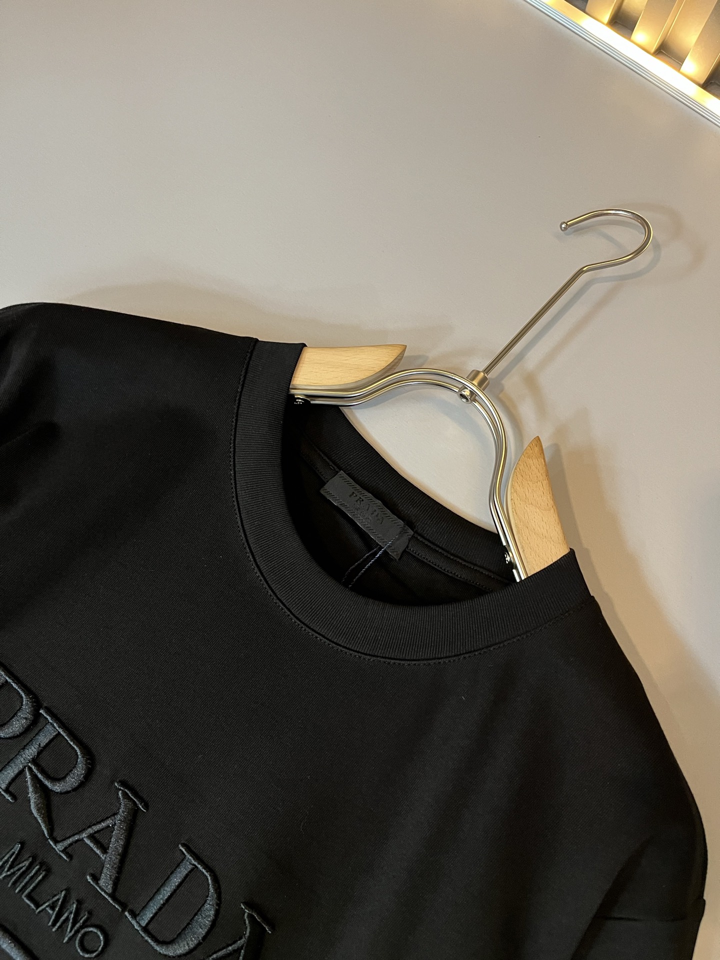 PRAD*A普*达2026春夏新款男士短袖打底衫，最新款全网独家首上！！~既经典有时尚百搭，谁不爱啊，将