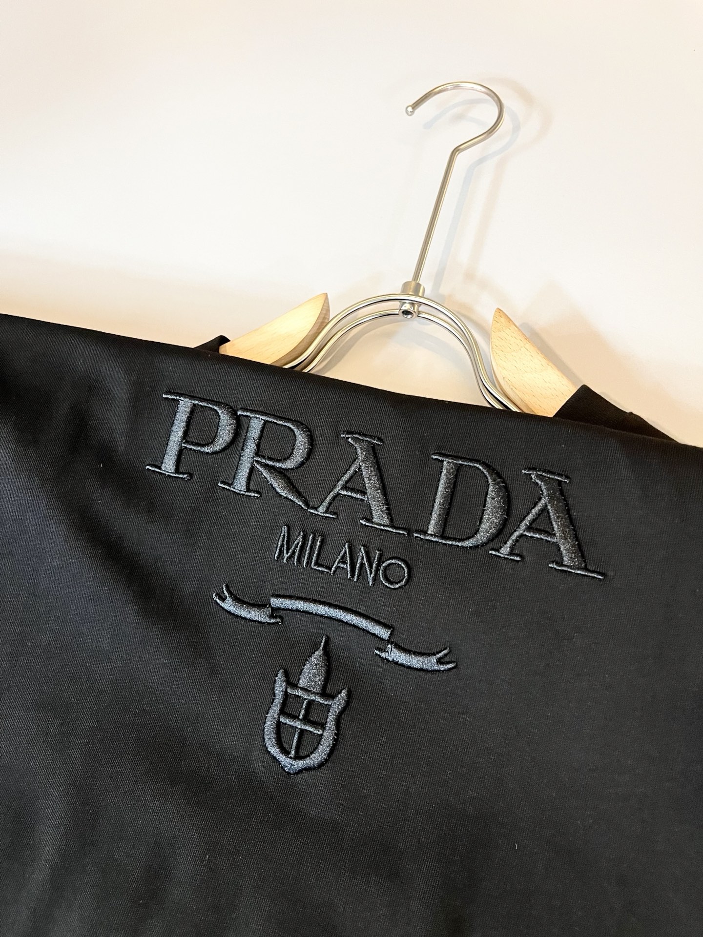 PRAD*A普*达2026春夏新款男士短袖打底衫，最新款全网独家首上！！~既经典有时尚百搭，谁不爱啊，将