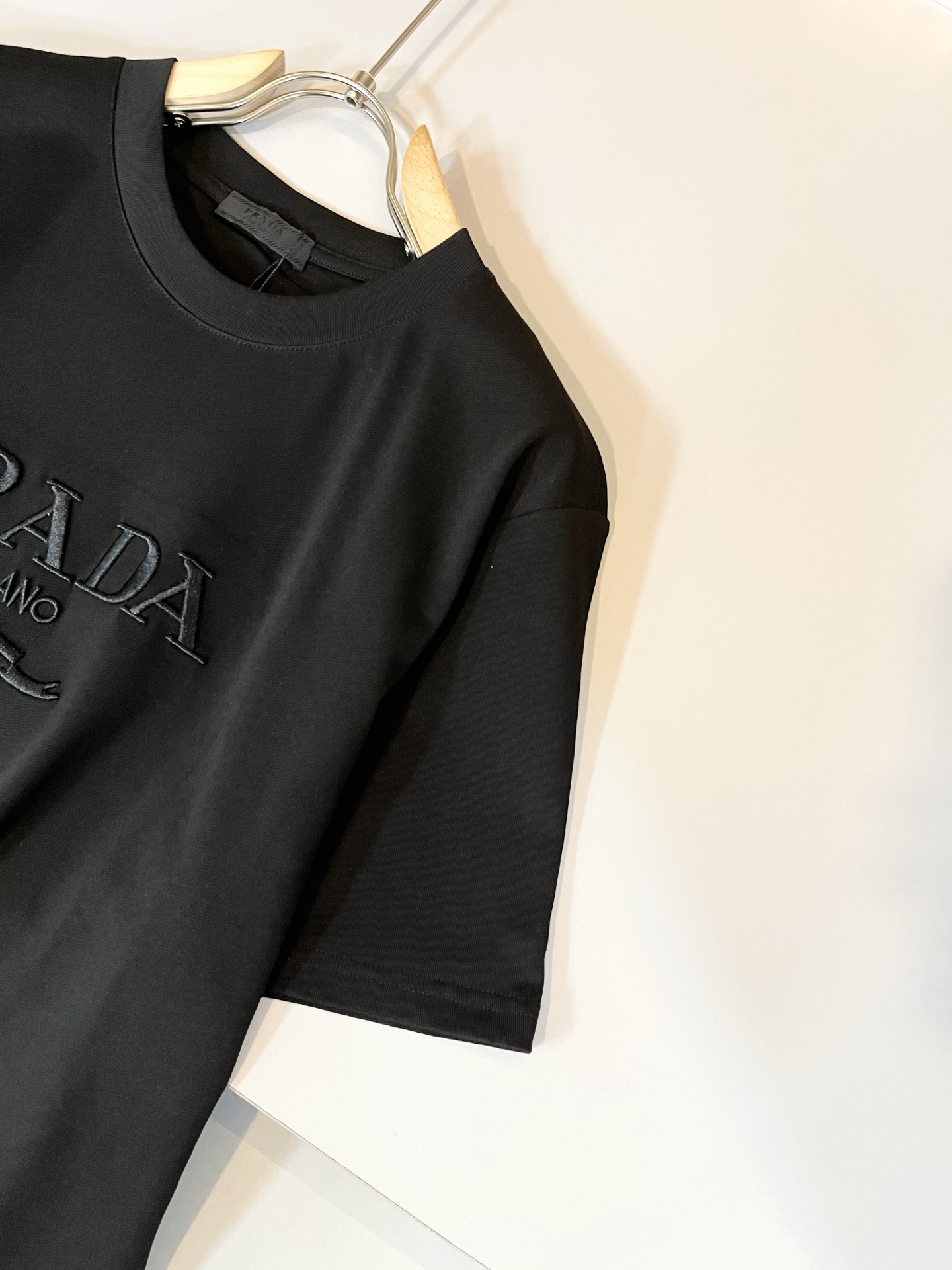 PRAD*A普*达2026春夏新款男士短袖打底衫，最新款全网独家首上！！~既经典有时尚百搭，谁不爱啊，将