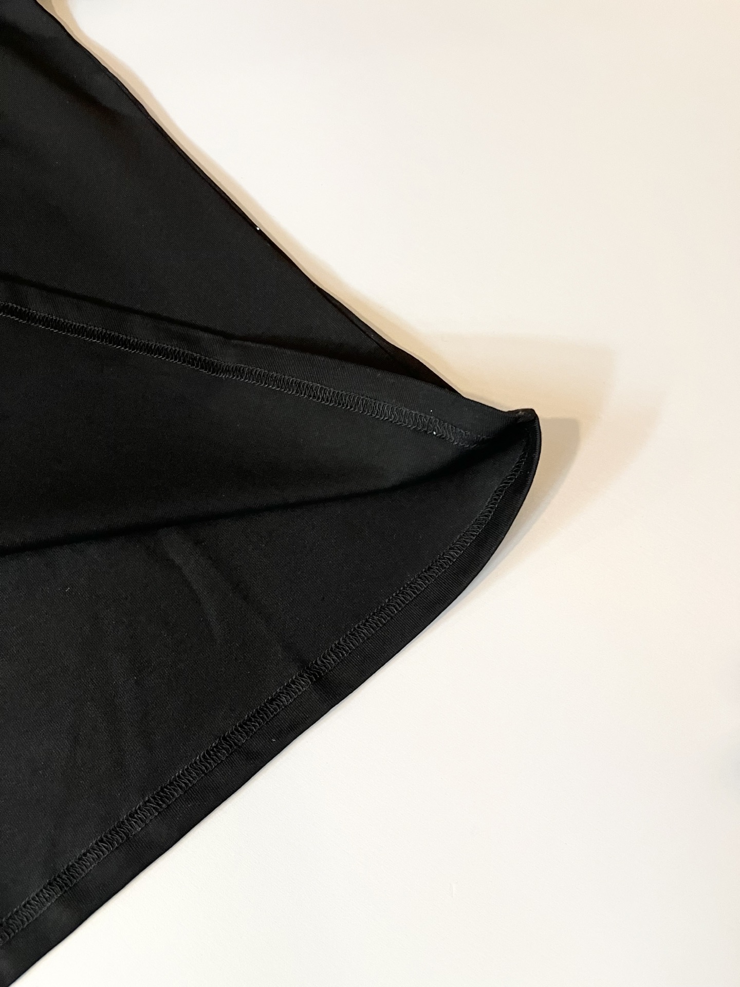 PRAD*A普*达2026春夏新款男士短袖打底衫，最新款全网独家首上！！~既经典有时尚百搭，谁不爱啊，将