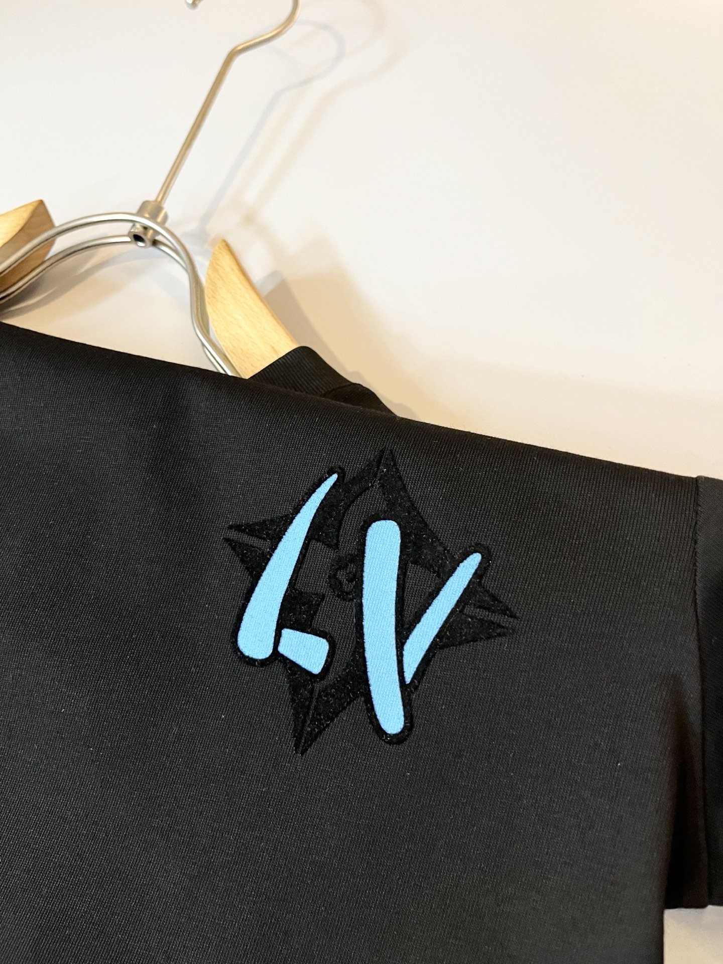 LouisVuitt*路易*登 2026春夏全新系列单品上线，非常时髦前卫的一款男女同款短袖T恤，标识l