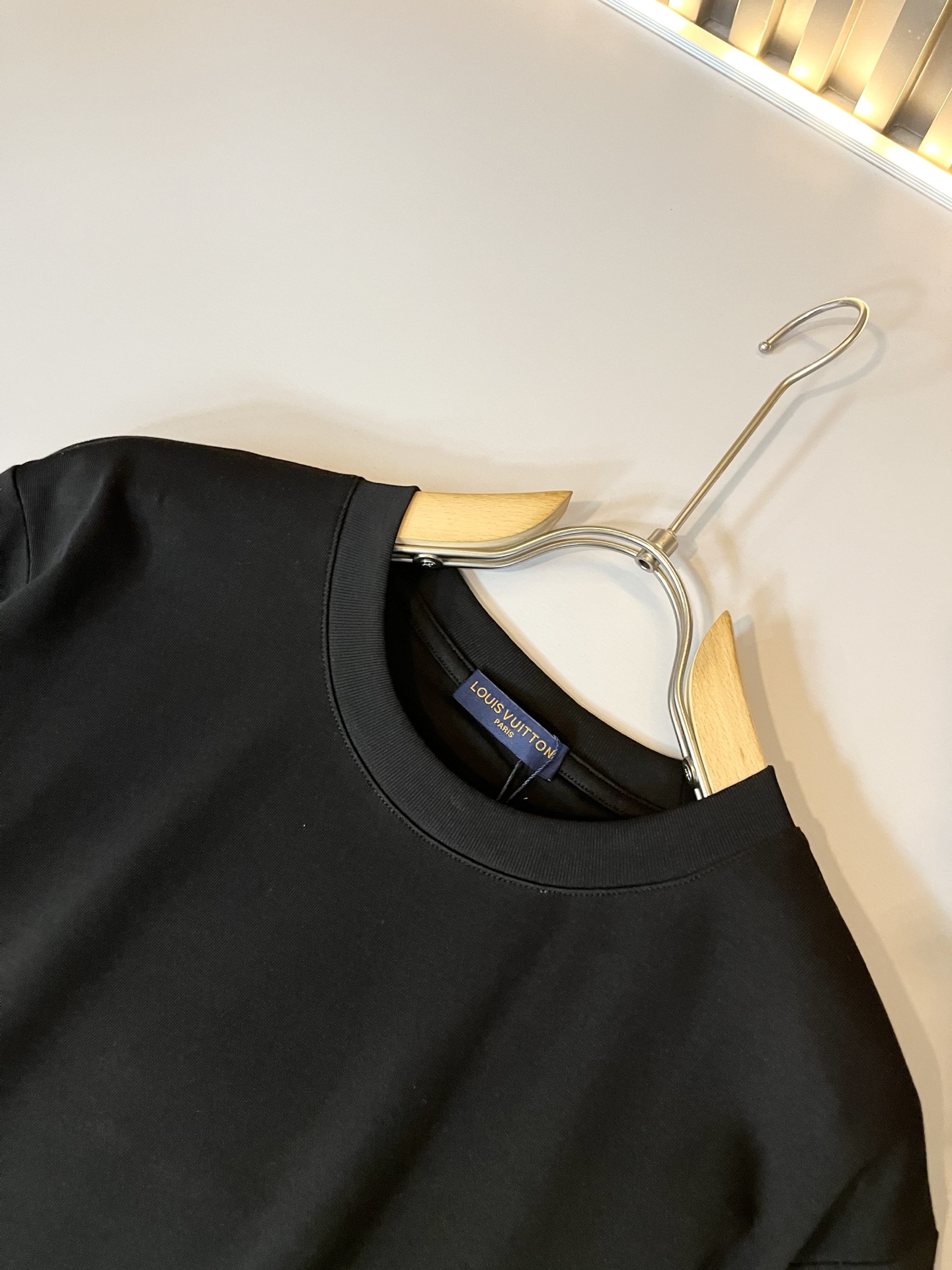 LouisVuitt*路易*登 2026春夏全新系列单品上线，非常时髦前卫的一款男女同款短袖T恤，标识l