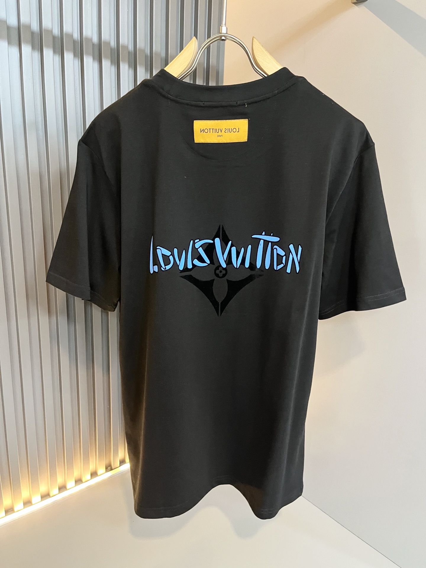 LouisVuitt*路易*登 2026春夏全新系列单品上线，非常时髦前卫的一款男女同款短袖T恤，标识l