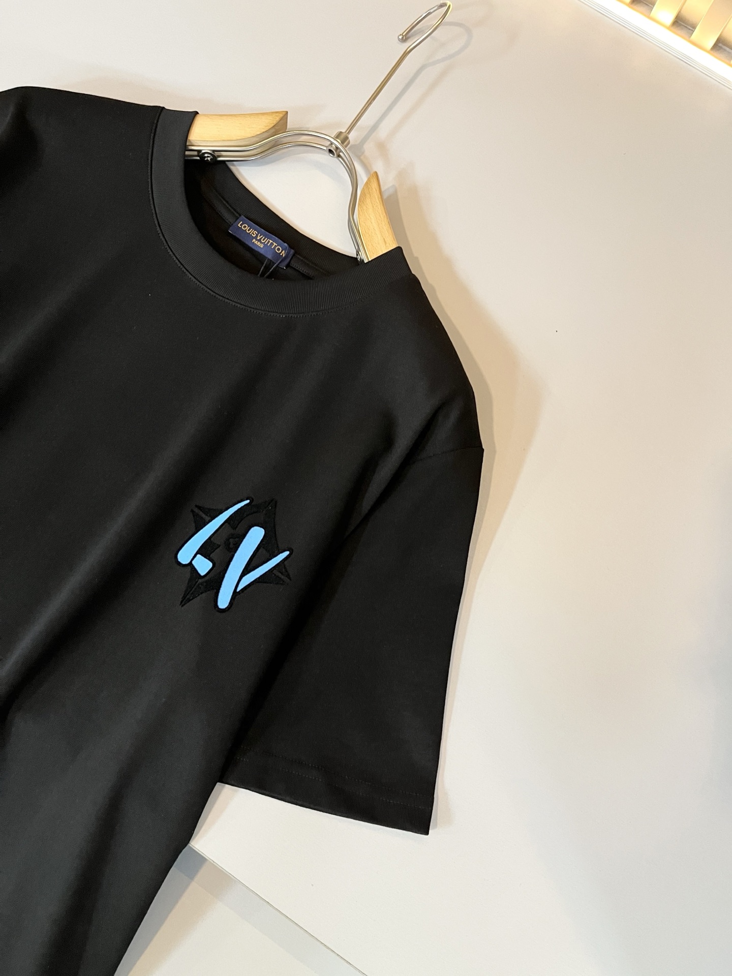 LouisVuitt*路易*登 2026春夏全新系列单品上线，非常时髦前卫的一款男女同款短袖T恤，标识l