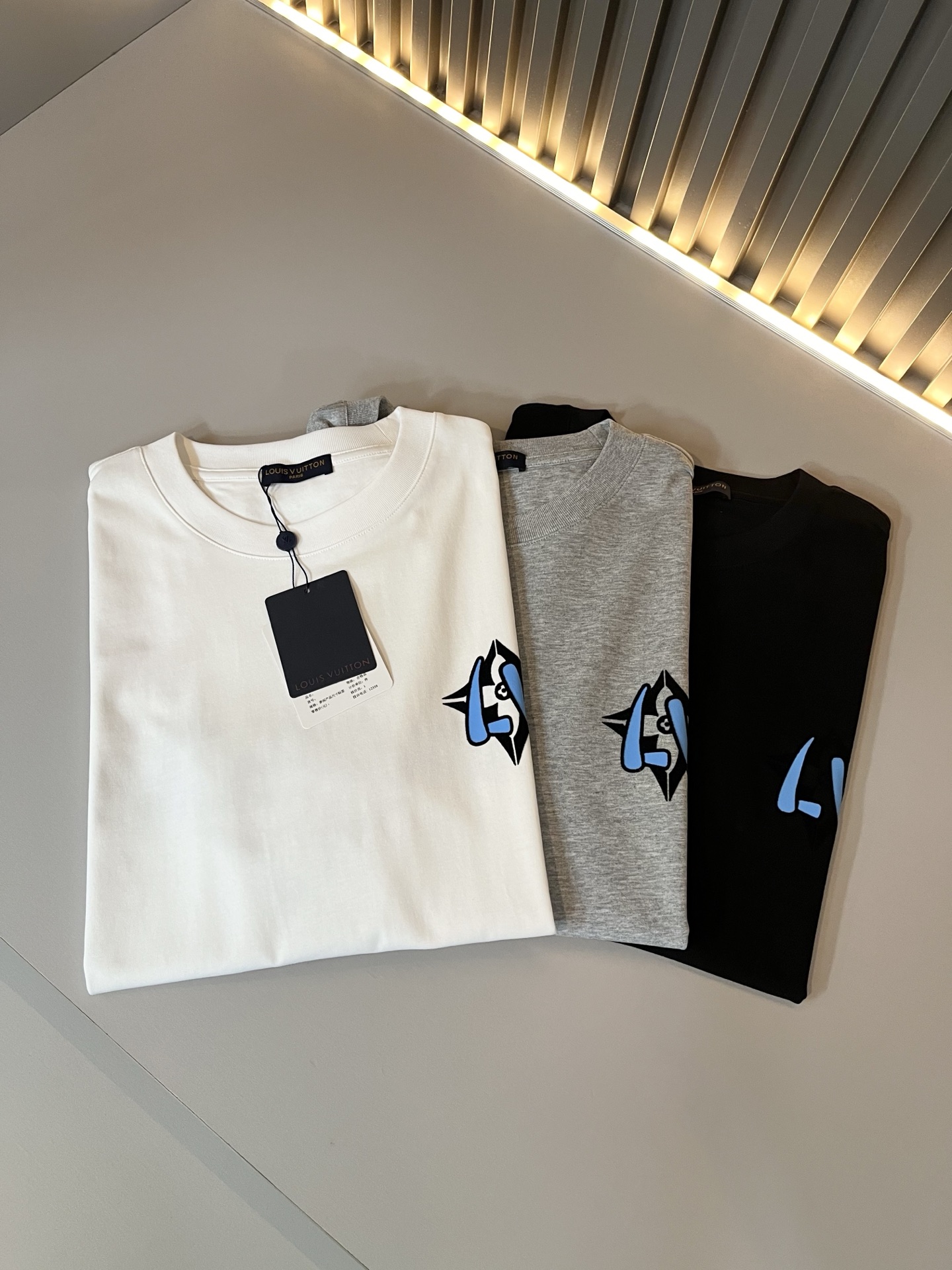 LouisVuitt*路易*登 2026春夏全新系列单品上线，非常时髦前卫的一款男女同款短袖T恤，标识l