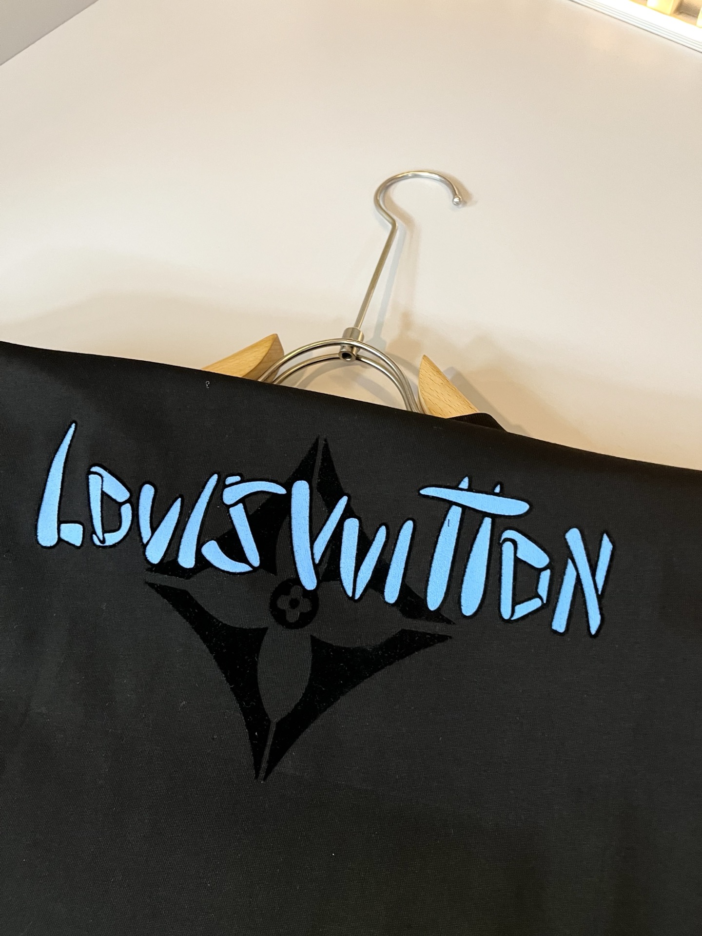 LouisVuitt*路易*登 2026春夏全新系列单品上线，非常时髦前卫的一款男女同款短袖T恤，标识l