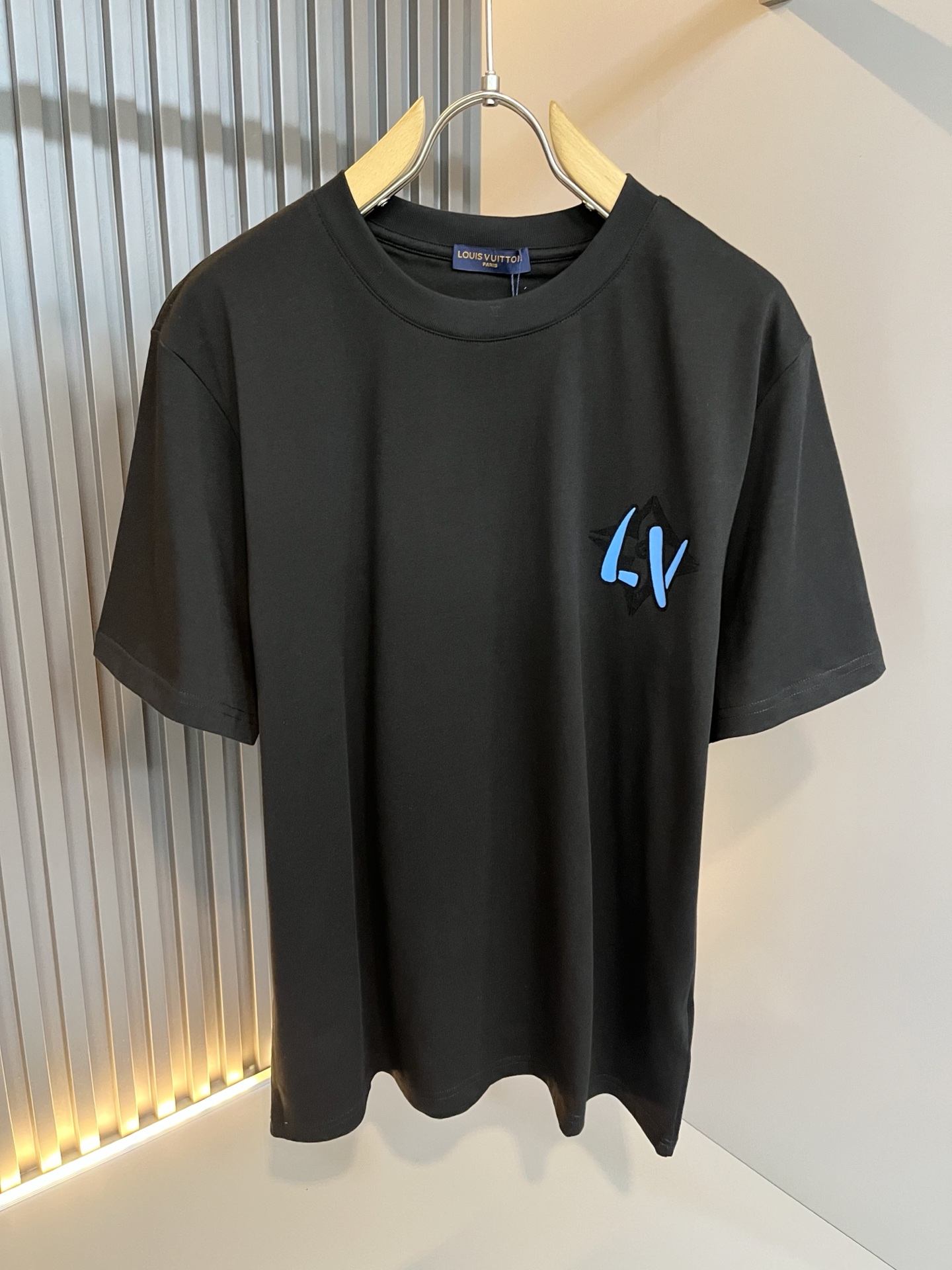 LouisVuitt*路易*登 2026春夏全新系列单品上线，非常时髦前卫的一款男女同款短袖T恤，标识l