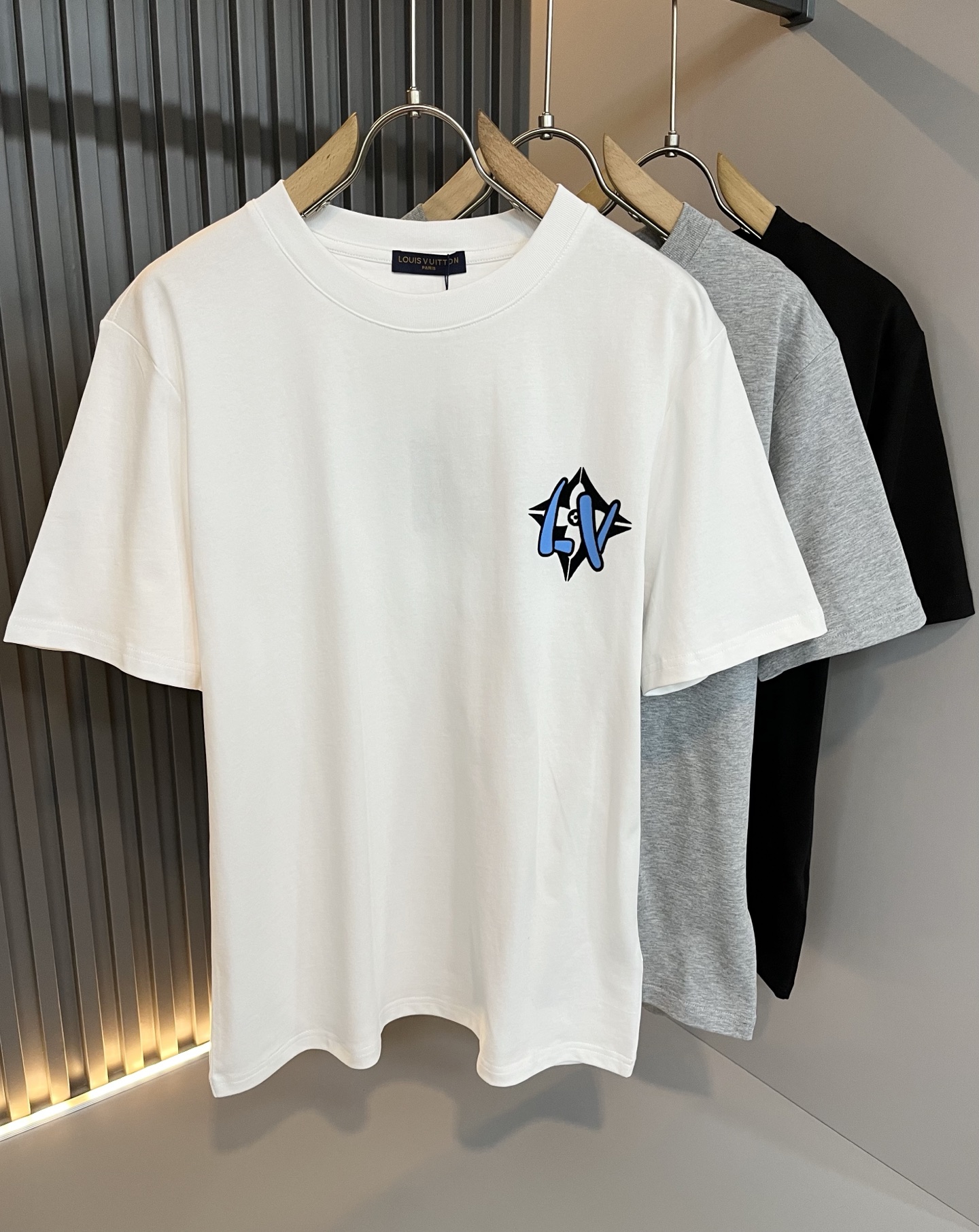 LouisVuitt*路易*登 2026春夏全新系列单品上线，非常时髦前卫的一款男女同款短袖T恤，标识l