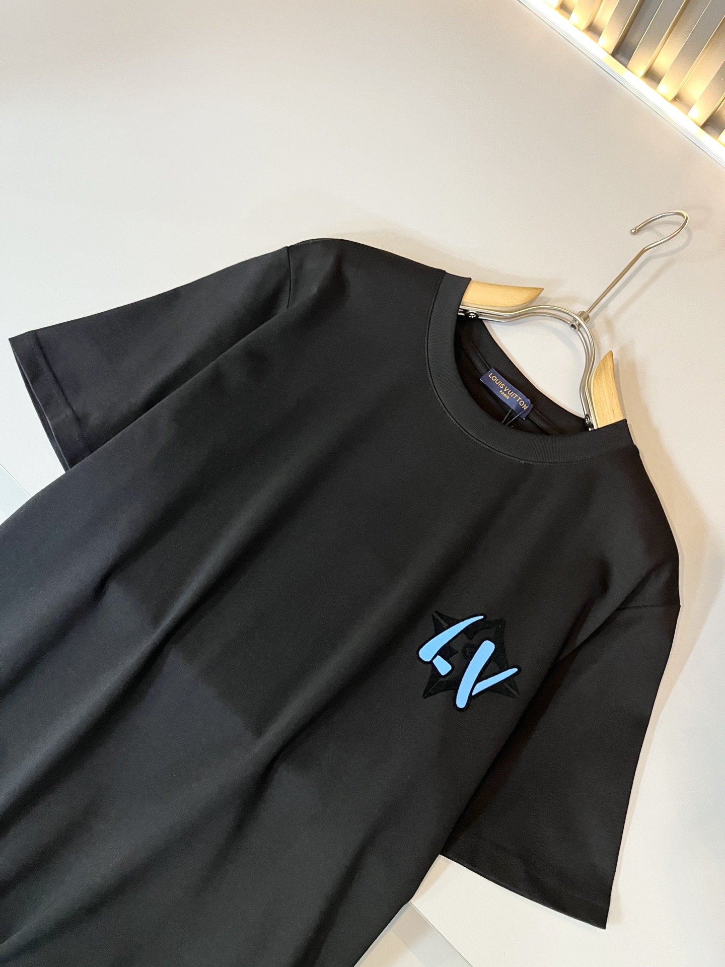 LouisVuitt*路易*登 2026春夏全新系列单品上线，非常时髦前卫的一款男女同款短袖T恤，标识l