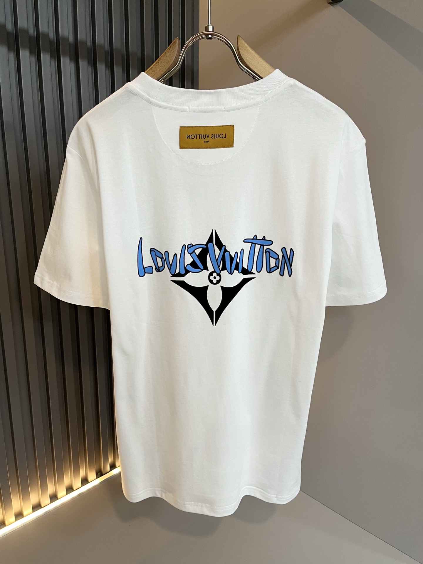 LouisVuitt*路易*登 2026春夏全新系列单品上线，非常时髦前卫的一款男女同款短袖T恤，标识l