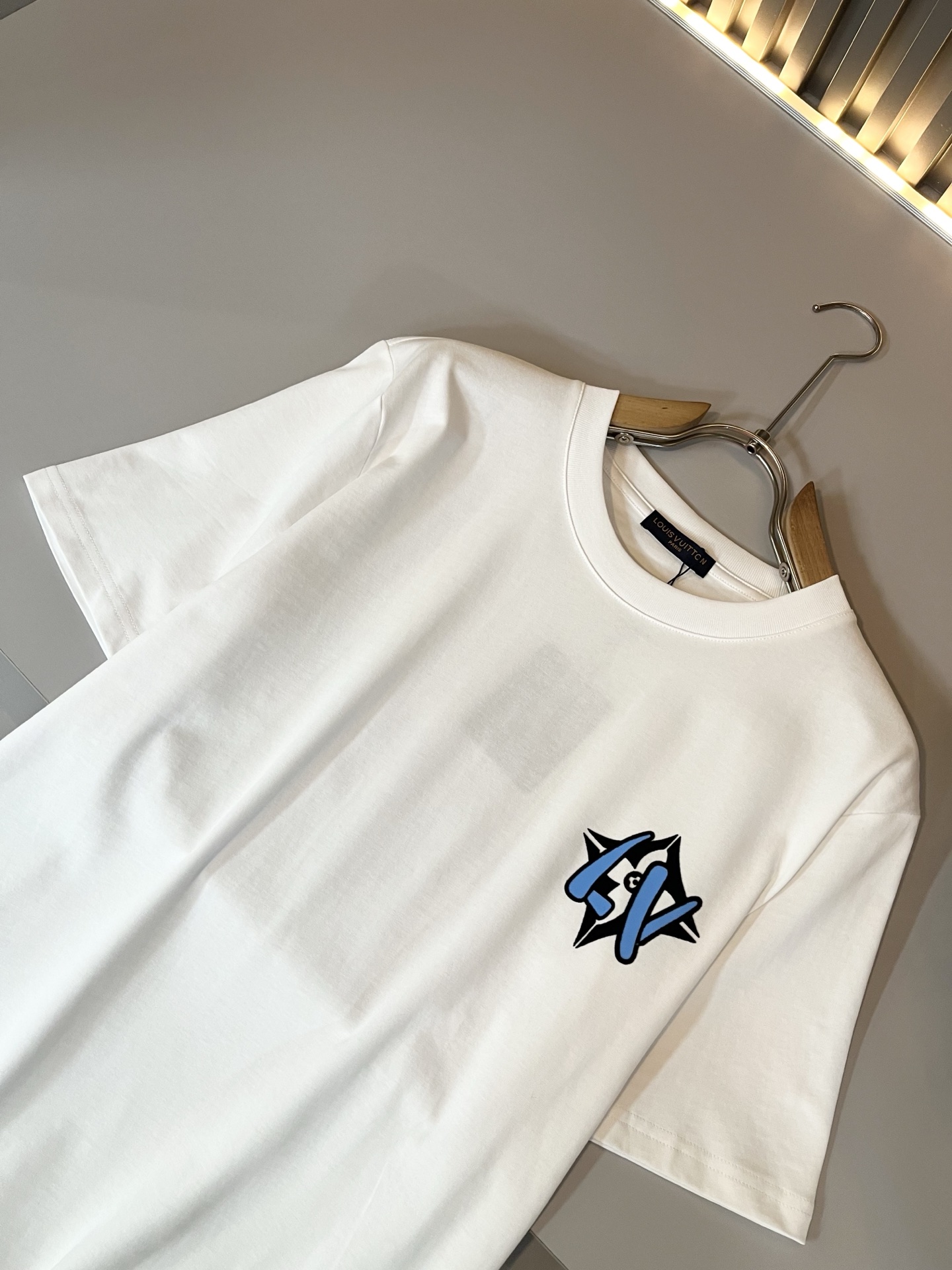 LouisVuitt*路易*登 2026春夏全新系列单品上线，非常时髦前卫的一款男女同款短袖T恤，标识l