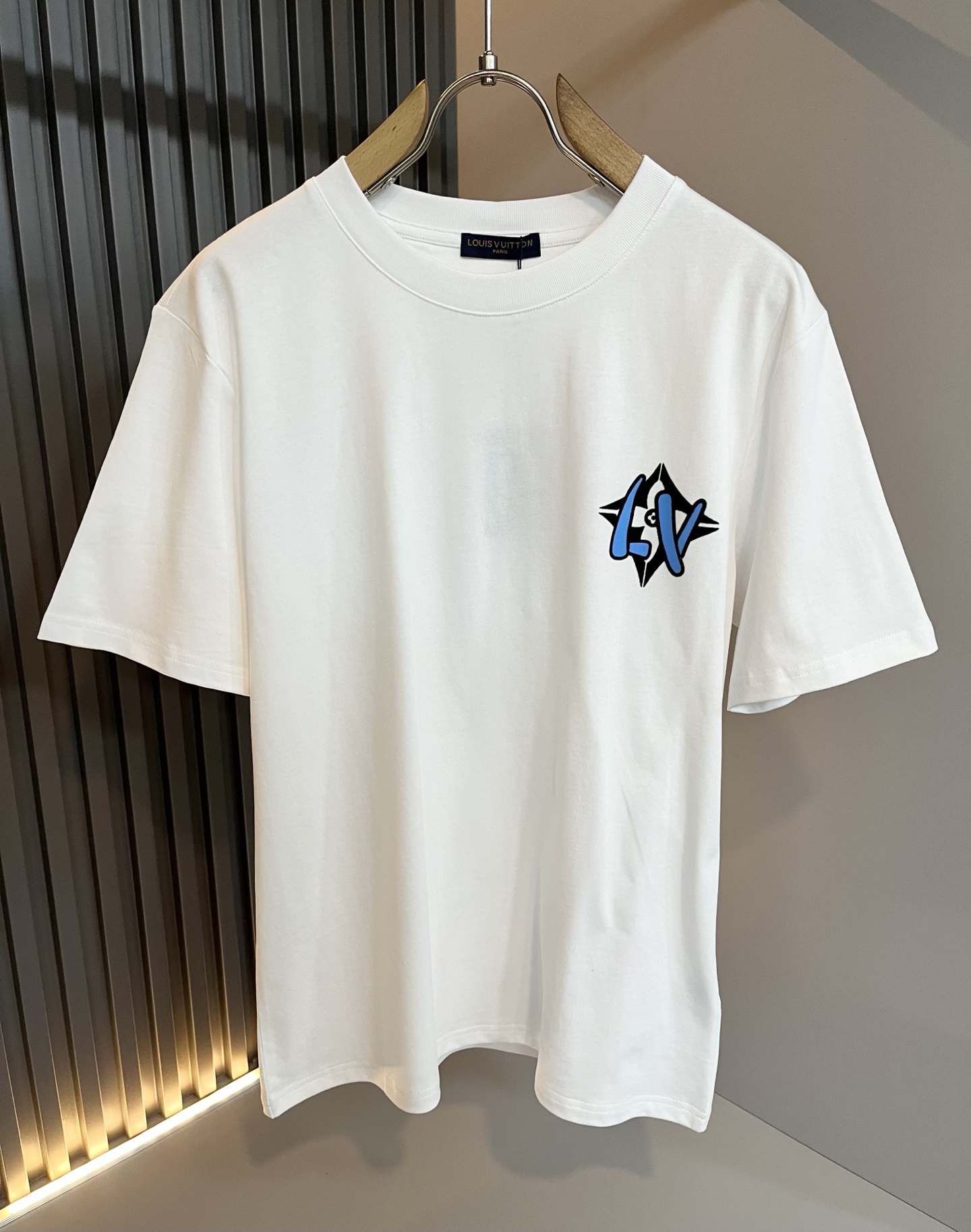 LouisVuitt*路易*登 2026春夏全新系列单品上线，非常时髦前卫的一款男女同款短袖T恤，标识l