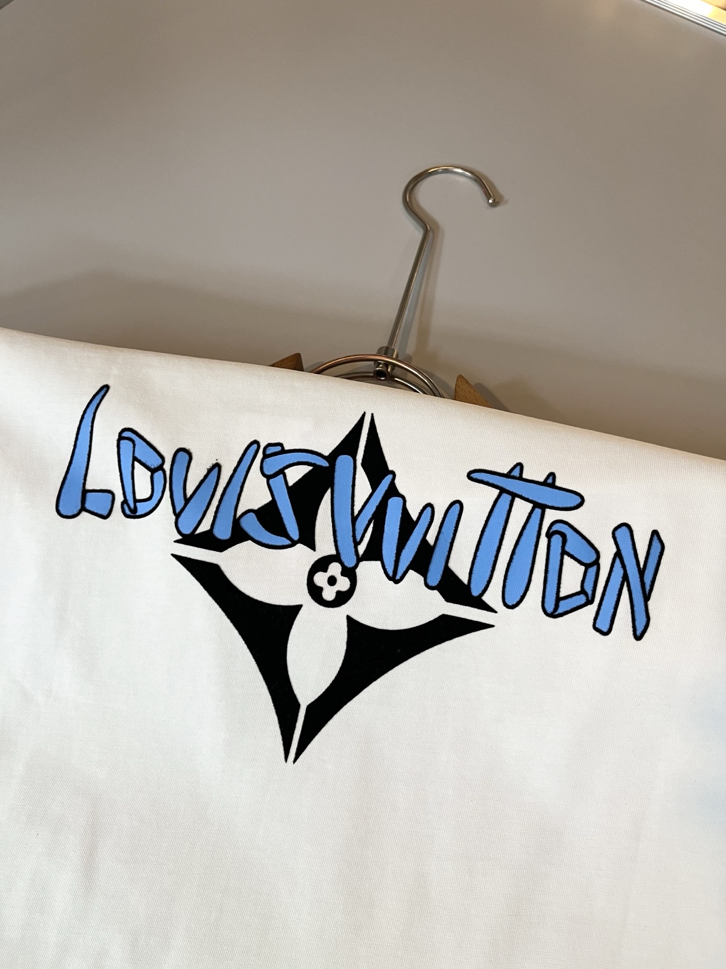 LouisVuitt*路易*登 2026春夏全新系列单品上线，非常时髦前卫的一款男女同款短袖T恤，标识l