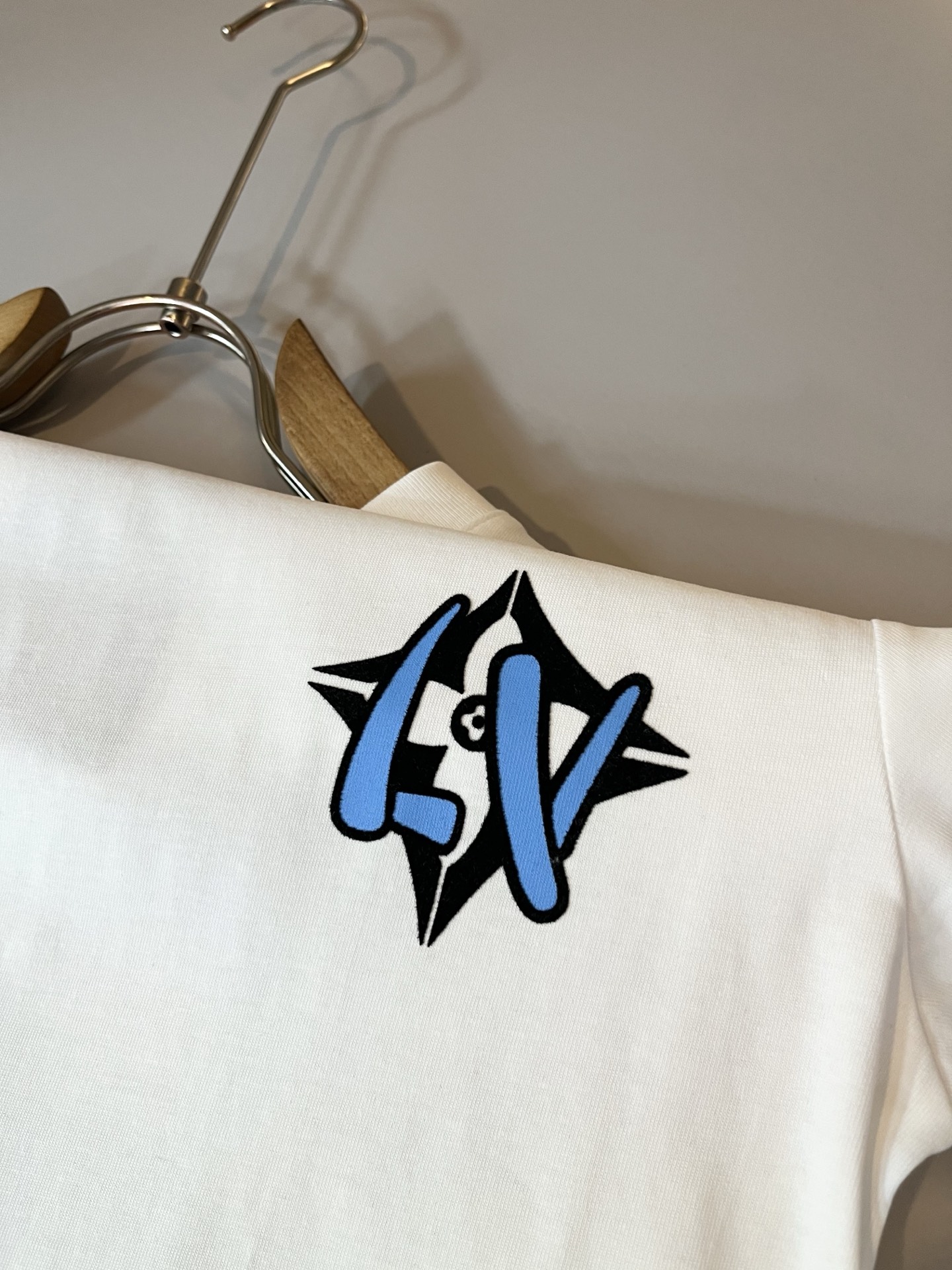 LouisVuitt*路易*登 2026春夏全新系列单品上线，非常时髦前卫的一款男女同款短袖T恤，标识l