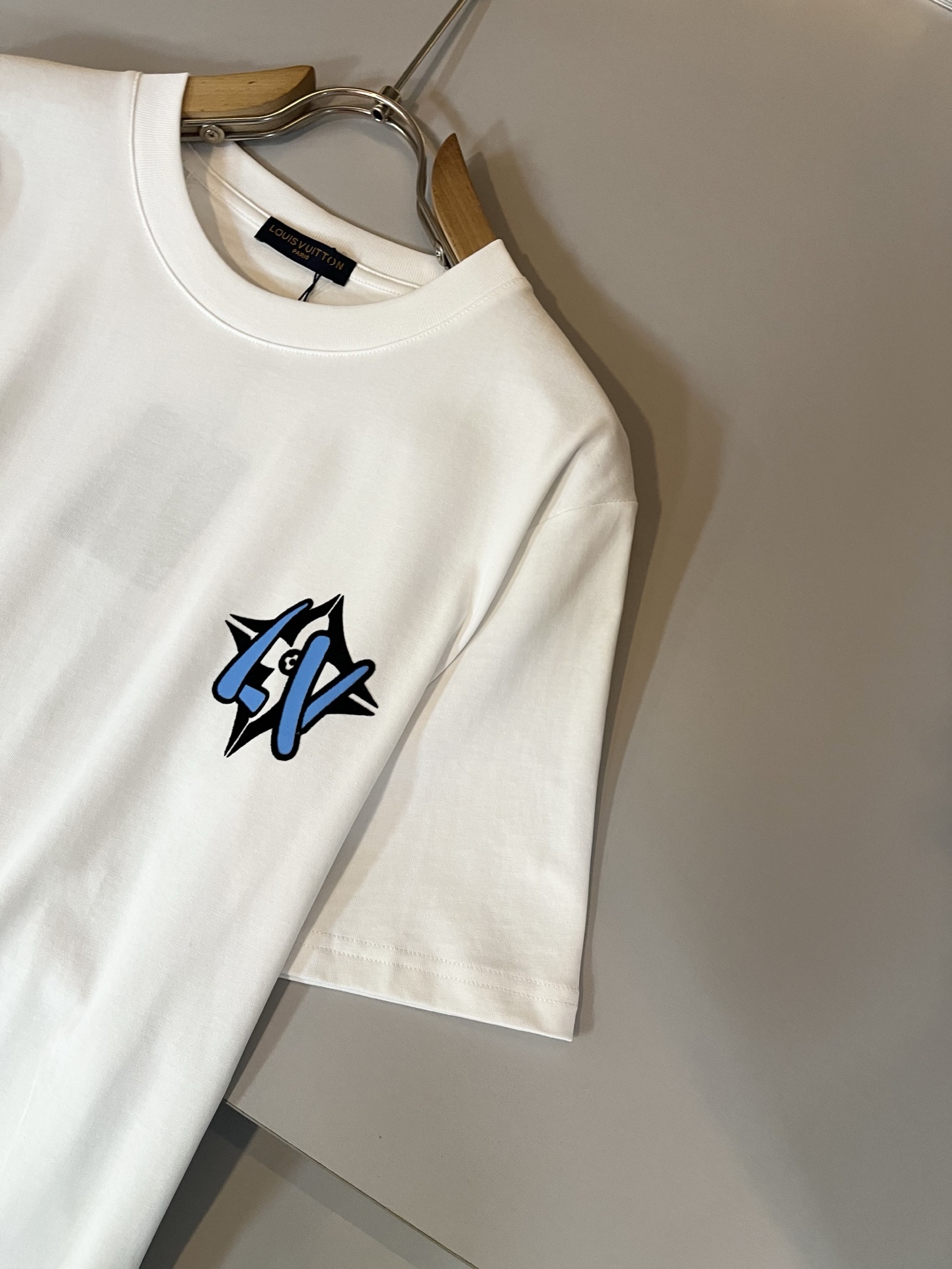 LouisVuitt*路易*登 2026春夏全新系列单品上线，非常时髦前卫的一款男女同款短袖T恤，标识l